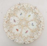 MEISSEN, Wandteller, 20. Jh. Weinrankenornament-Relieff, Goldstaffiert und floral polychrom