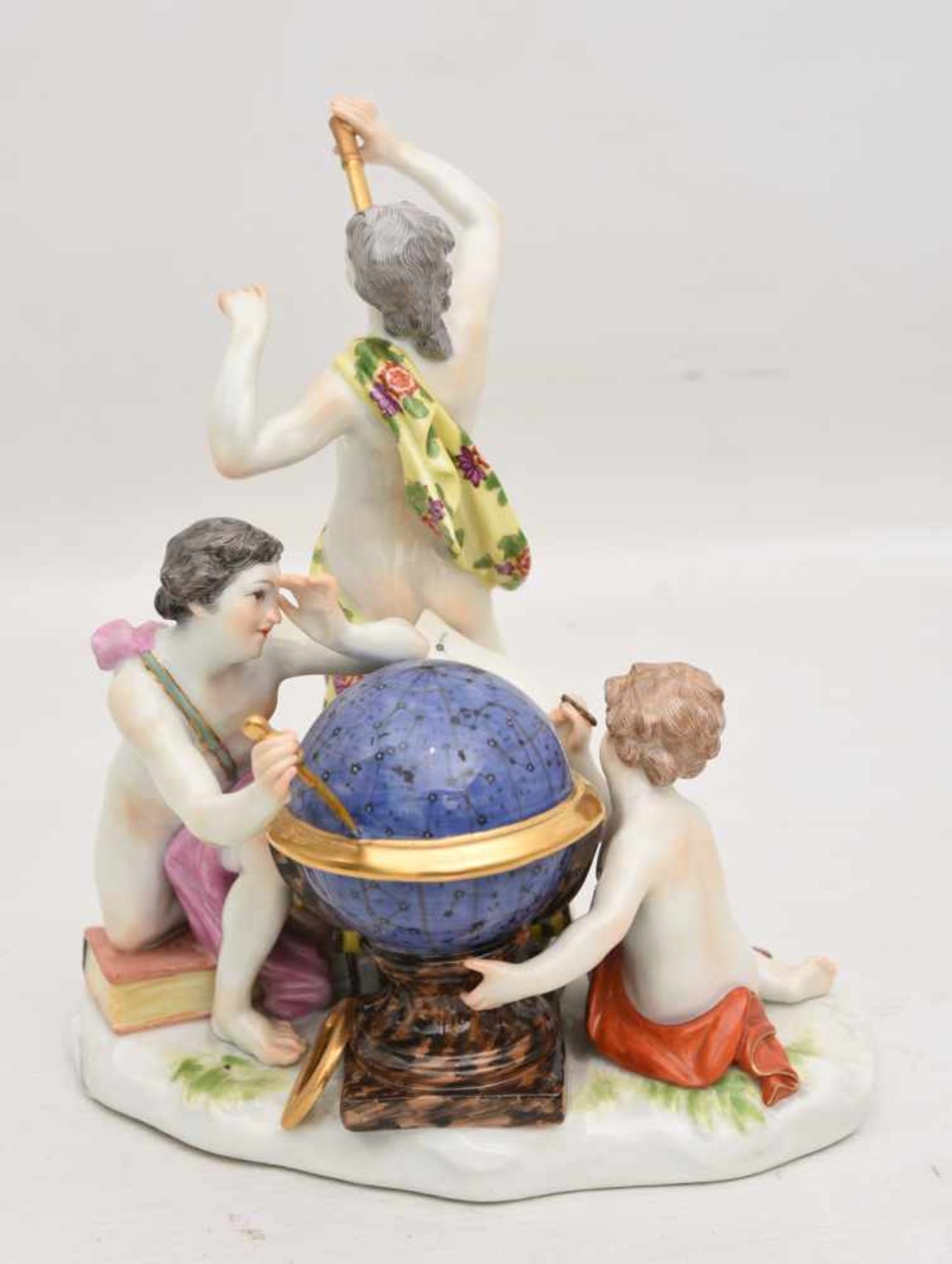 MEISSEN, Allegorie- Gruppe der Astronomie. Drei Figuren mit Attributen auf flachem Schollensockel.