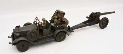 KÜBELWAGEN MIT KANONE, bemaltes lackiertes Blech, Drittes Reich um 1940 Wagen mit Stoff- Rolldach.