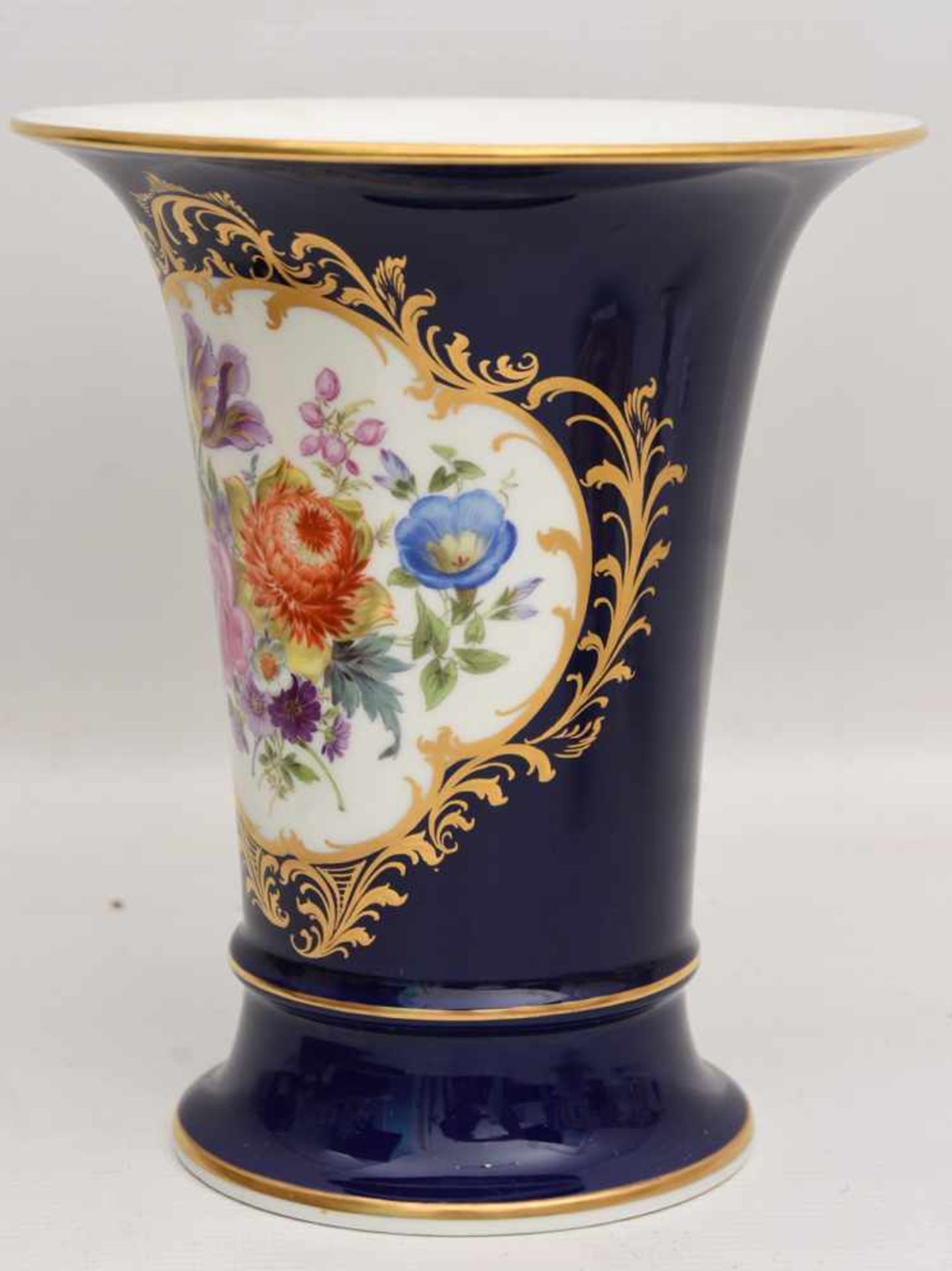 MEISSEN, Kelchvase in Kobaltblau, 20. Jh. Kobaltblau bemalt , Goldstaffiert, mittig ein in - Image 3 of 8