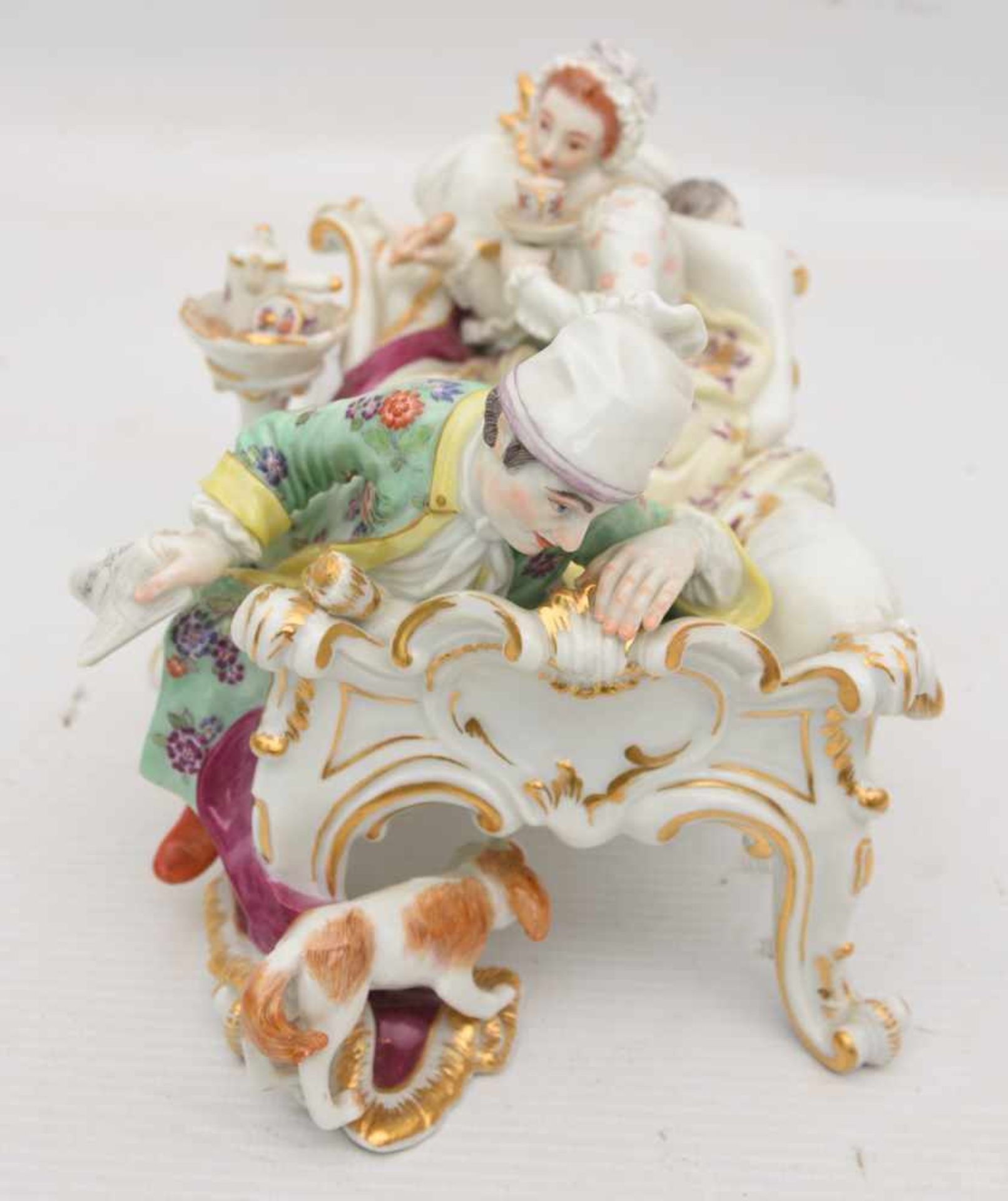 MEISSEN FIGURINE, Morgen auf dem Canapé, Deutschland.Gold und Farbig Staffierte Plastik, keine - Image 12 of 16