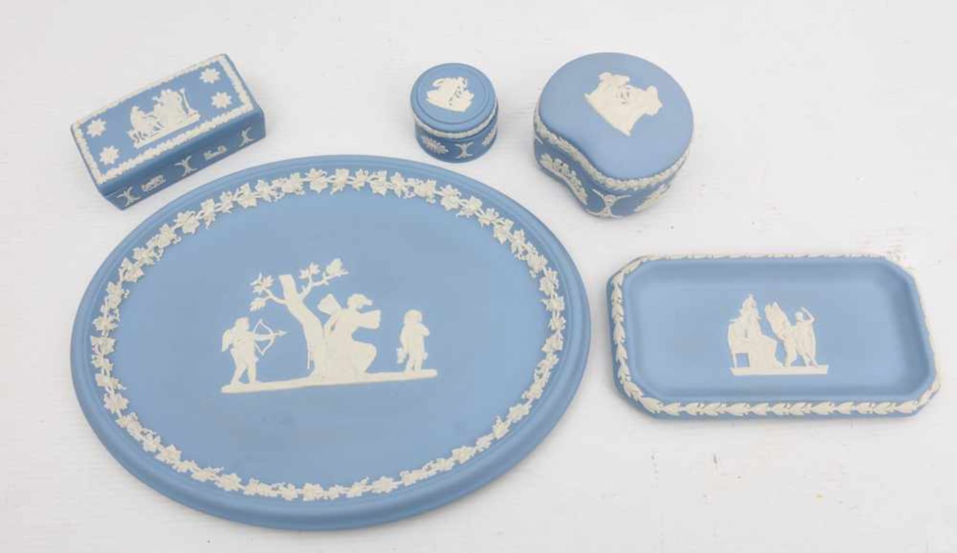 WEDGEWOOD KONV. Drei Döschen und zwei Tablets, England, 20. JhSehr guter Zustand. 4,5 - 27 cm.