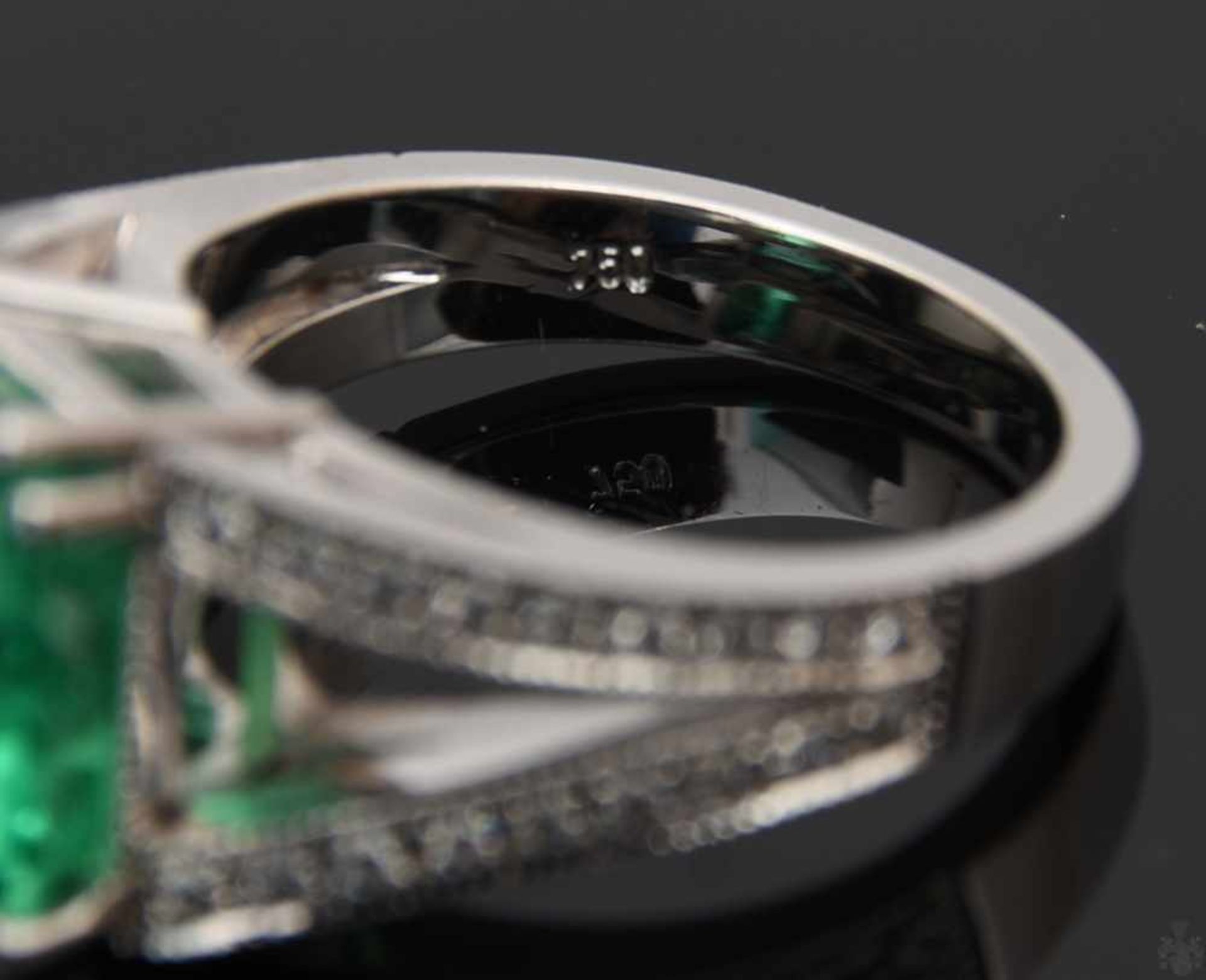 RING MIT SMARAGD UND BRILLIANTEN.Ring mit Smaragd und Brillianten, WG 750/000. 36 Brillianten zus. - Bild 7 aus 16