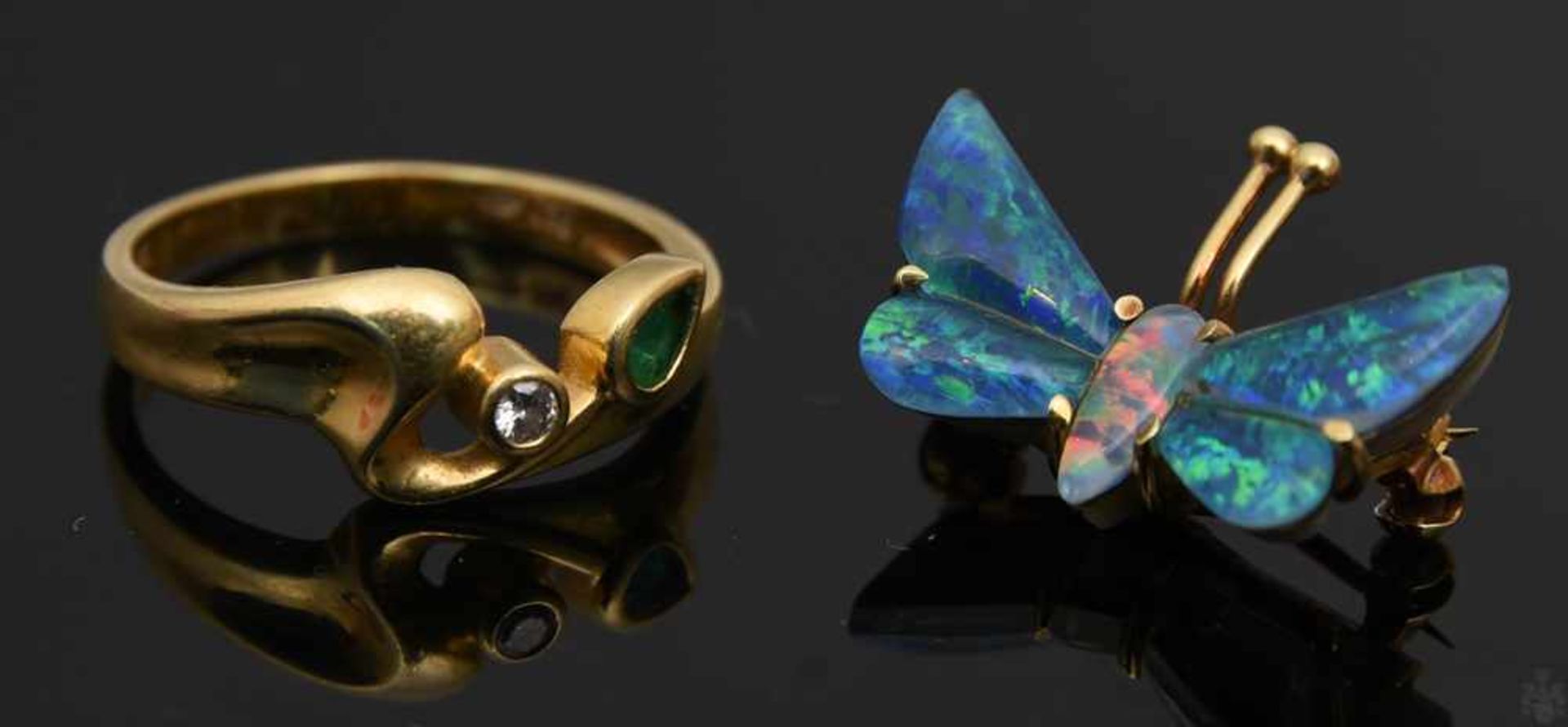 DAMENRING u.BROSCHE, Opal/Smaragd/Brilliant, 750/585er GelbgoldSet bestehend aus Ring mit Smaragd in