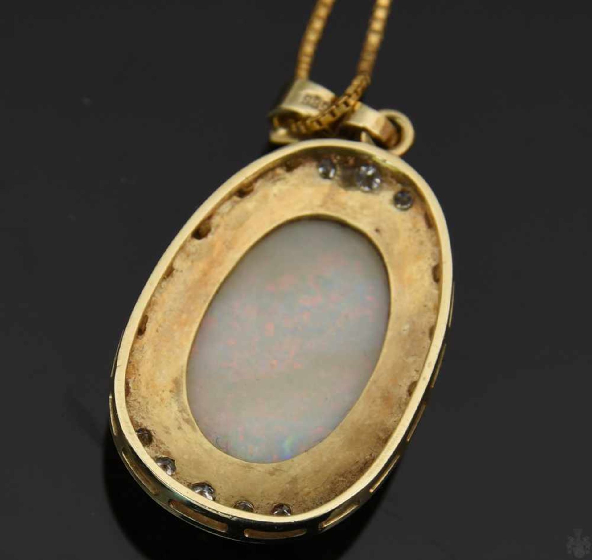 HALSKETTE MIT ANHÄNGER UND RING , mit Opalen und Brillianten.Oval geschliffene Opale mit umlaufenden - Image 7 of 9