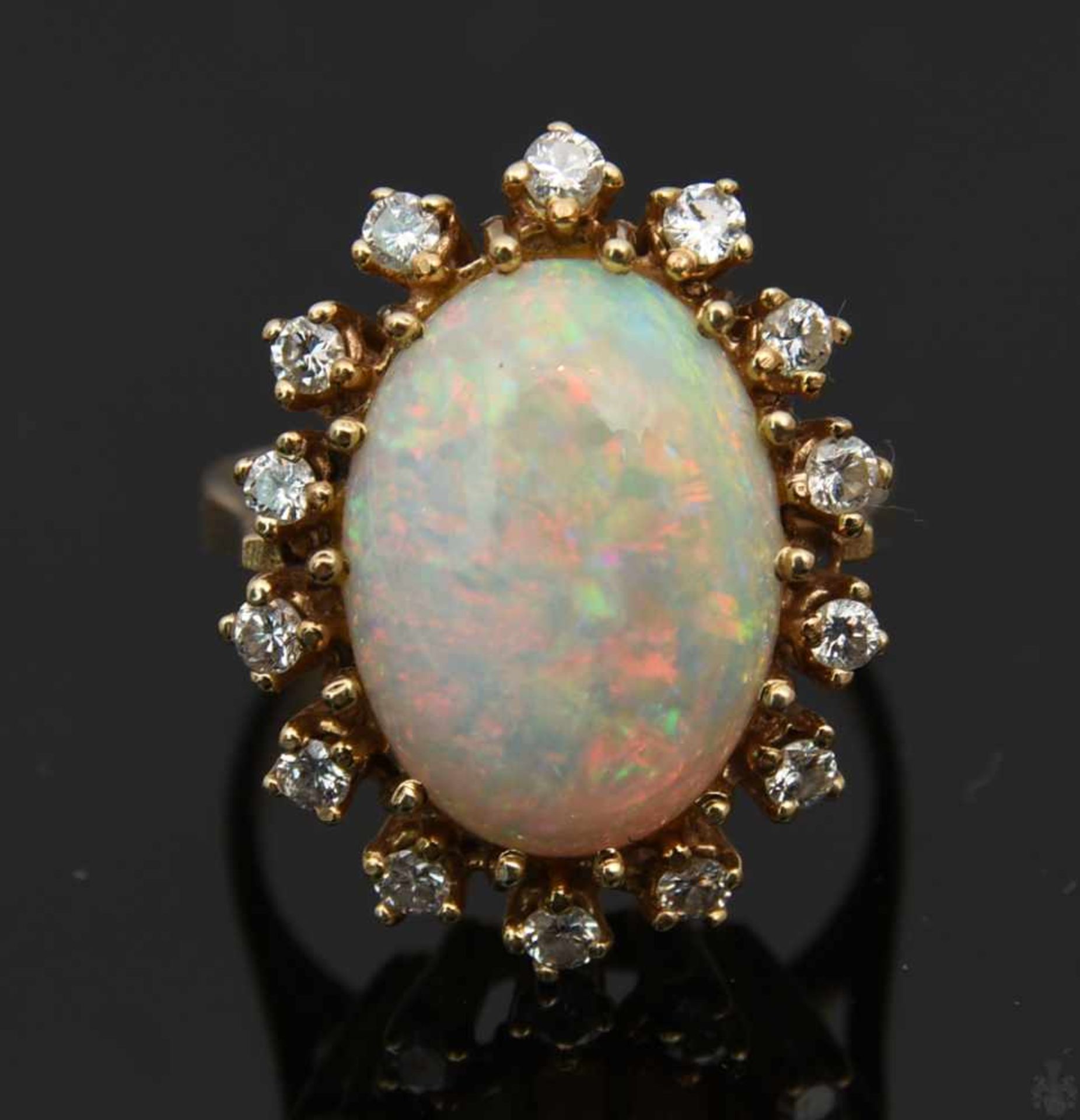 HALSKETTE MIT ANHÄNGER UND RING , mit Opalen und Brillianten.Oval geschliffene Opale mit umlaufenden - Image 2 of 9
