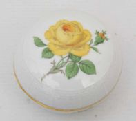 MEISSEN, Deckeldose mit gelber Rose, Deutschland, 20. Jh.Sehr guter Zustand.Form Nummer: