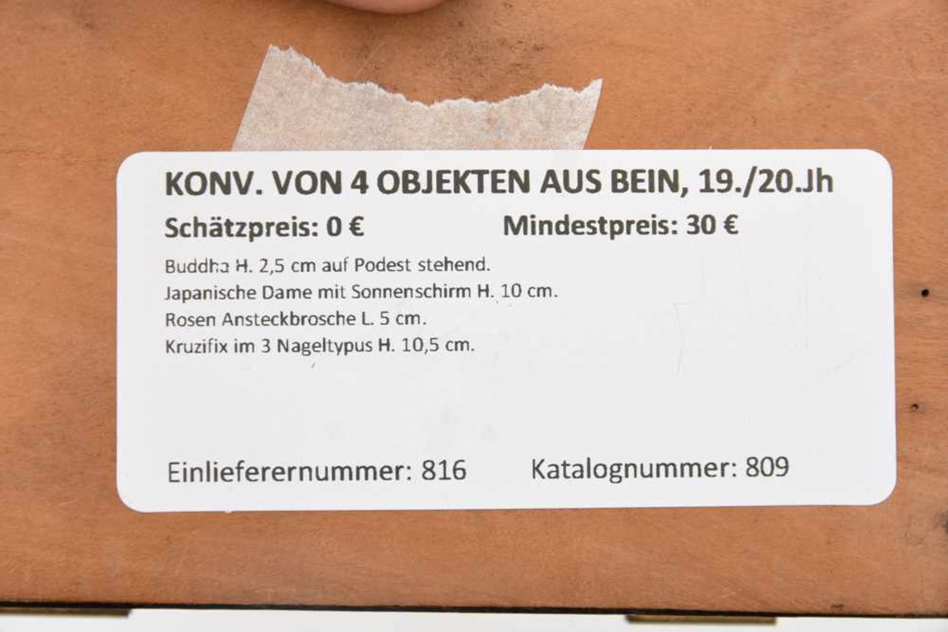 KONV. VON 4 OBJEKTEN AUS BEIN UND SCHATULLE, 19.JhBuddha H. 2,5 cm auf Podest stehend. Japanische - Bild 4 aus 16