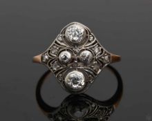 ART DECO RING, mit 4 Brillianten und 6 Brilliantsplitter.Gute Reinheit desr Brillianten, Gesamtkarat