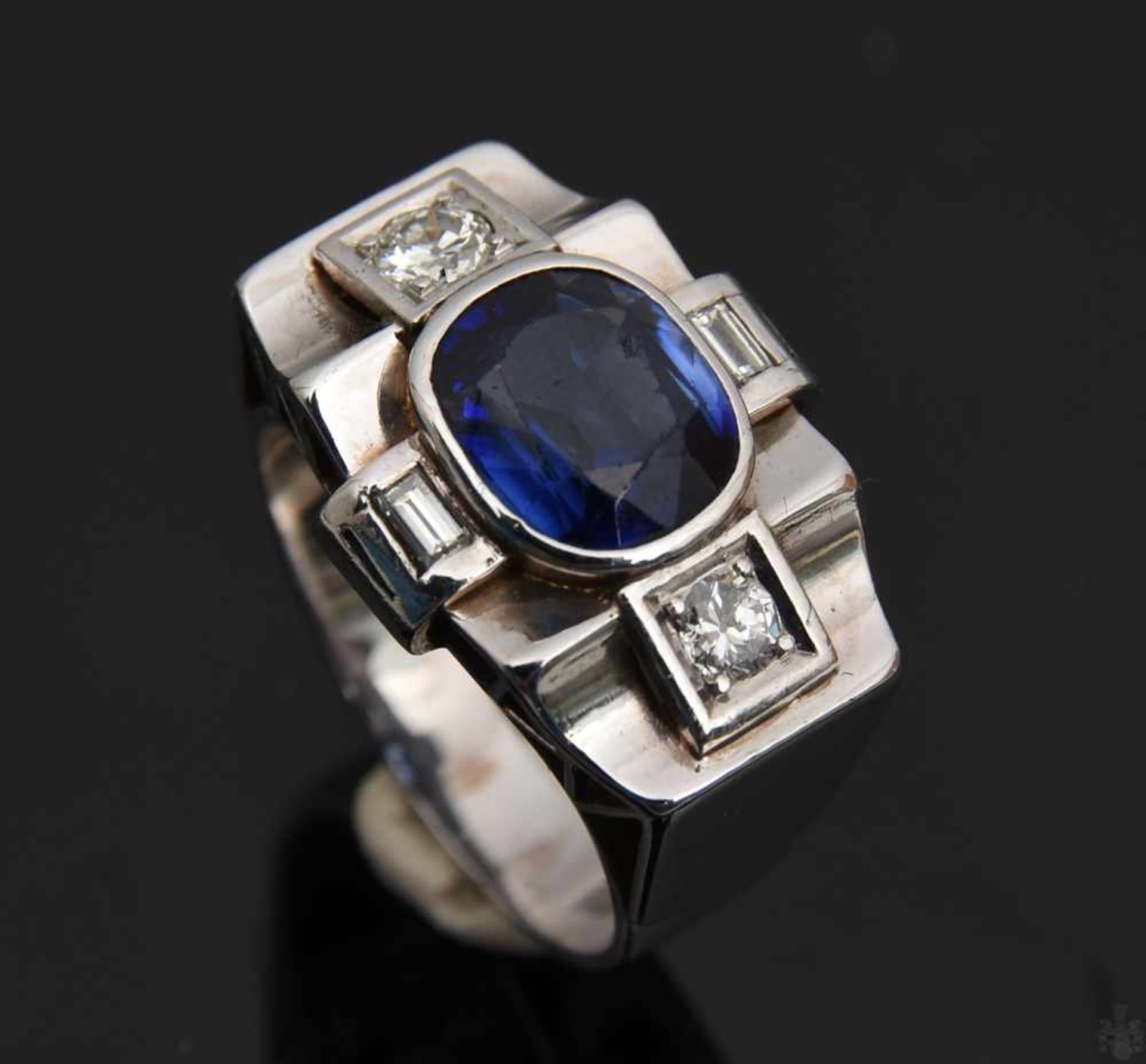 ART DECO RING, mit Blauem Saphir.Ring mit Saphir und Diamanten, GG/WG 750/000 Saphir ca. 2 ct. 2