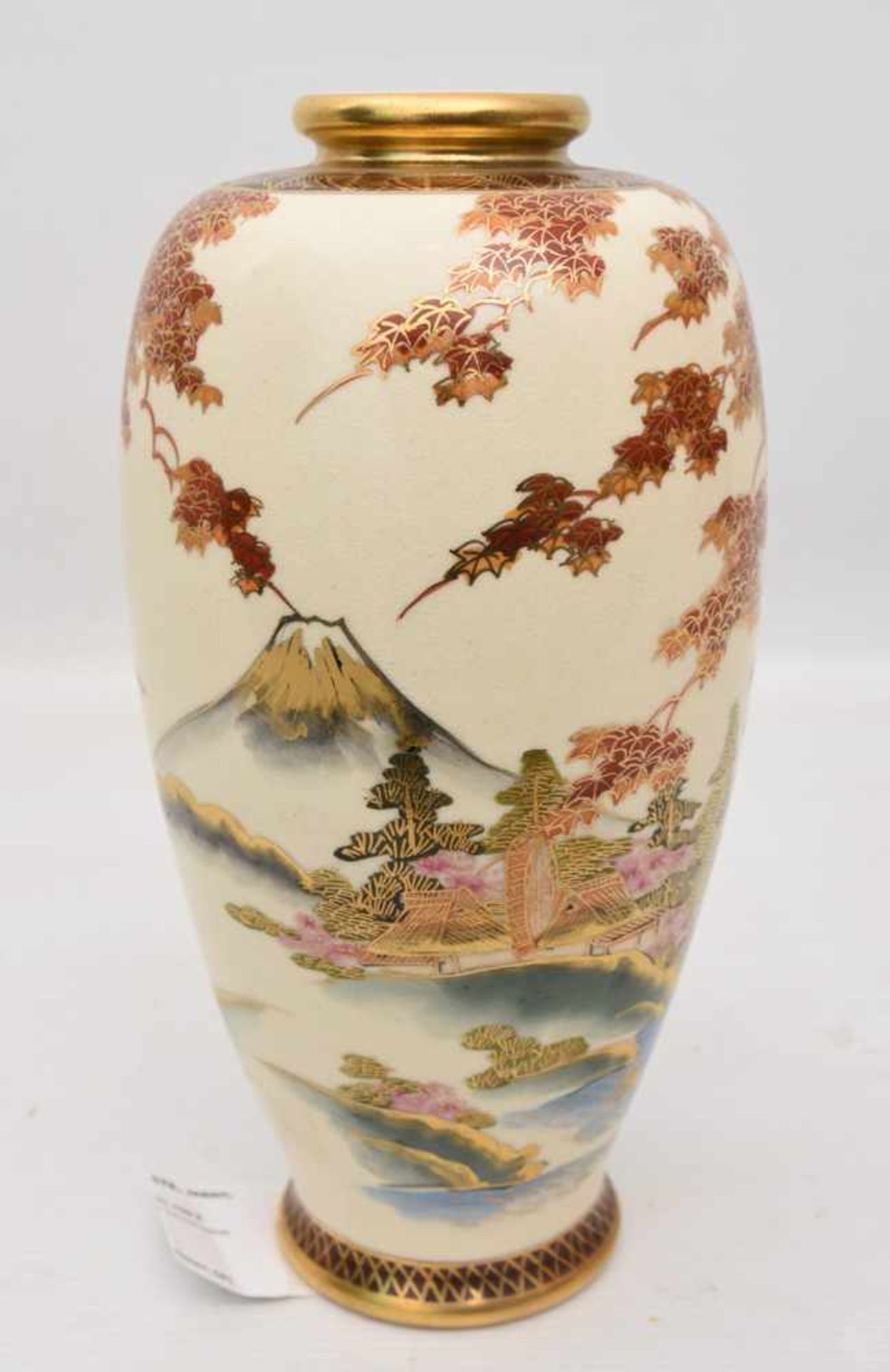 JAPANISCHE VASE IM SATSUMA STIL, Japan, wohl 19./20. JhSeht gut erhaltene Vase mit Landschaftsdekor. - Image 4 of 6