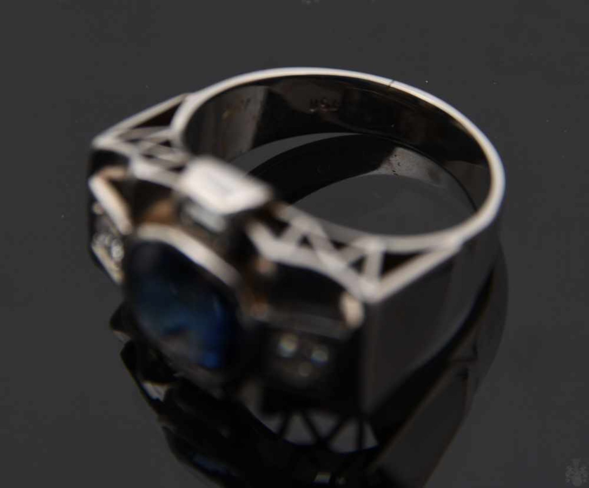 ART DECO RING, mit Blauem Saphir.Ring mit Saphir und Diamanten, GG/WG 750/000 Saphir ca. 2 ct. 2 - Bild 10 aus 10