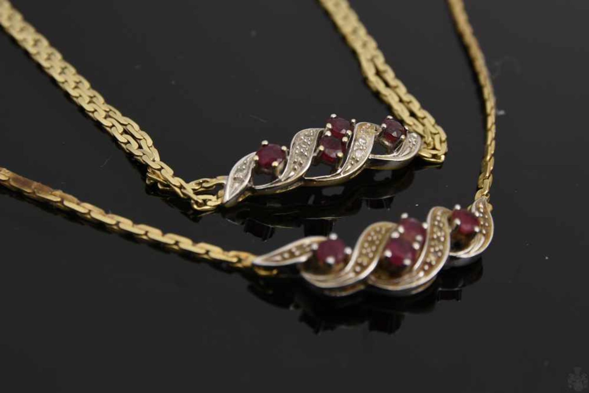 HALSKETTE UND ARMBAND, Rubine/Diamanten, 585er GelbgoldZueinander passendes Set aus Halskette und - Bild 3 aus 3