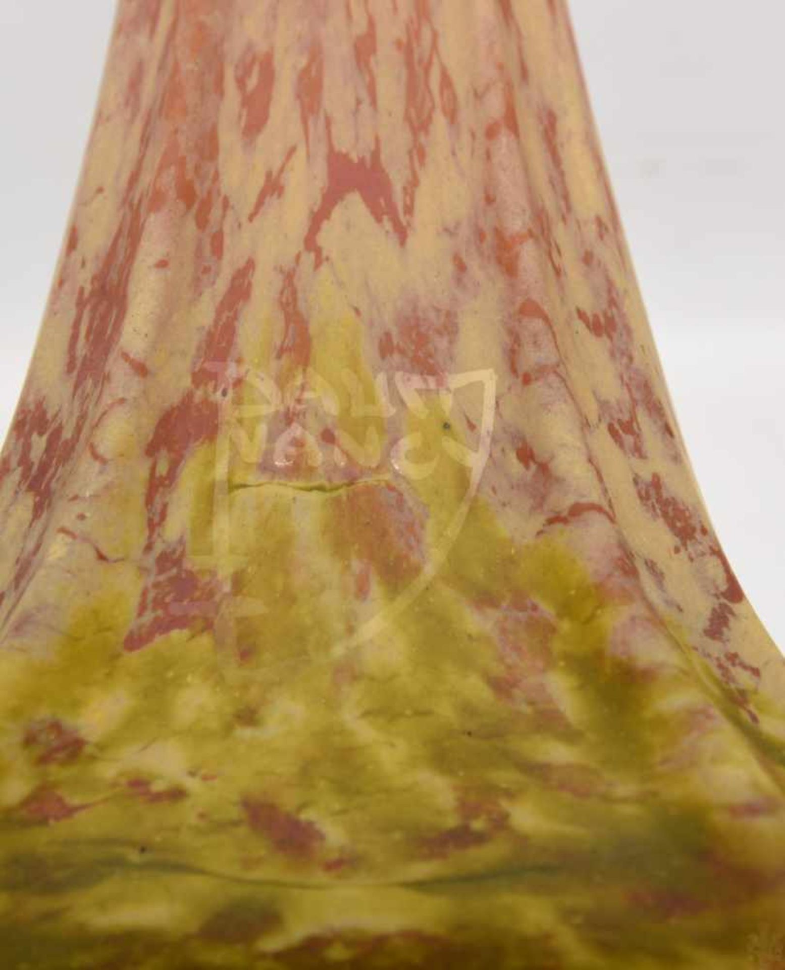 DAUM NANCY, Schlanke Glasvase, Frankreich, 20. JhDie an Rhabarber angelehnte Form der Vase ist - Bild 4 aus 5