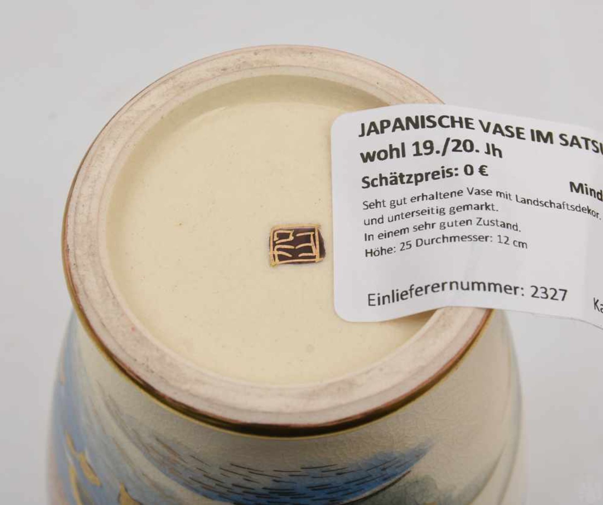 JAPANISCHE VASE IM SATSUMA STIL, Japan, wohl 19./20. JhSeht gut erhaltene Vase mit Landschaftsdekor. - Image 6 of 6