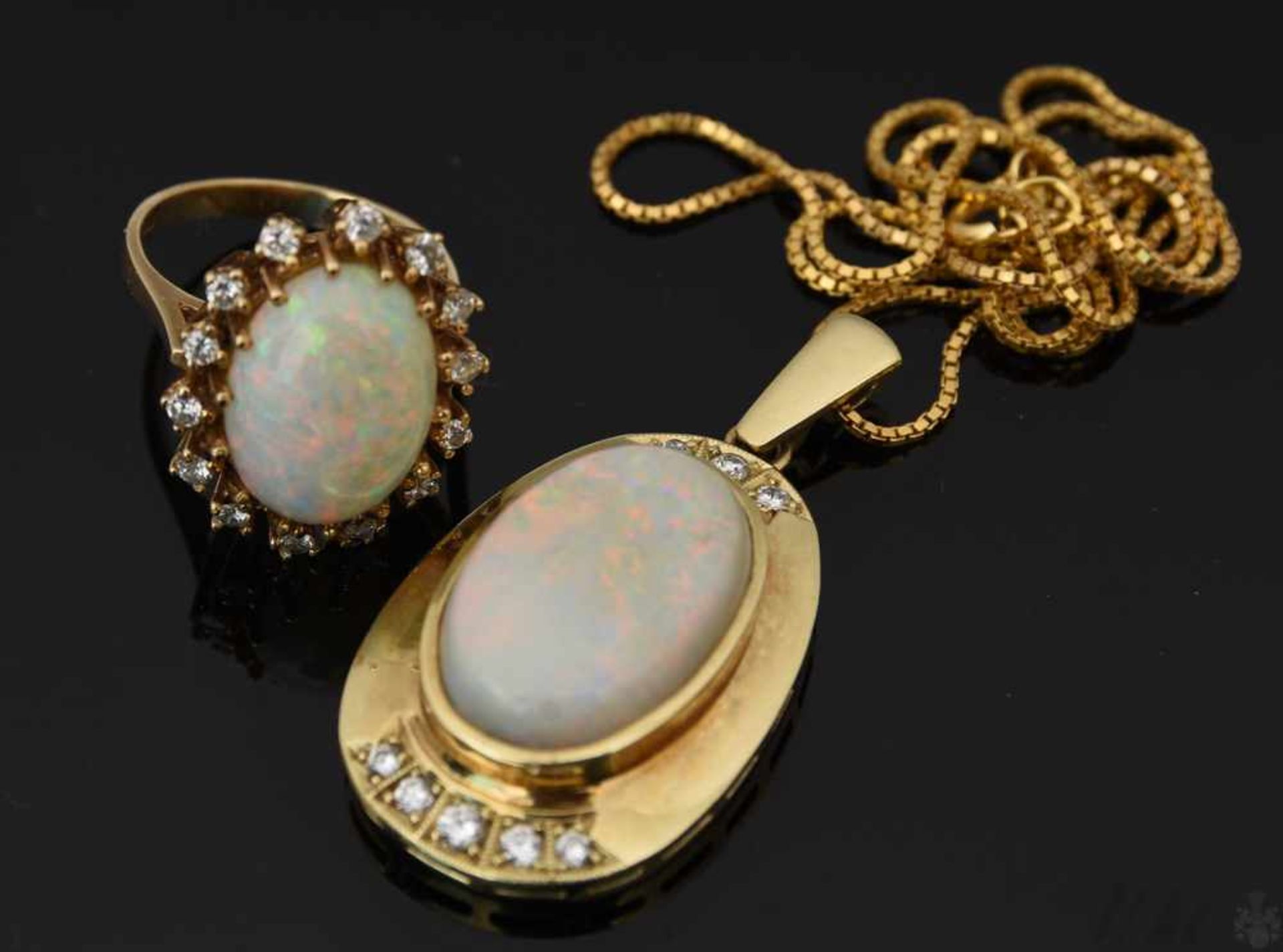 HALSKETTE MIT ANHÄNGER UND RING , mit Opalen und Brillianten.Oval geschliffene Opale mit umlaufenden - Image 8 of 9