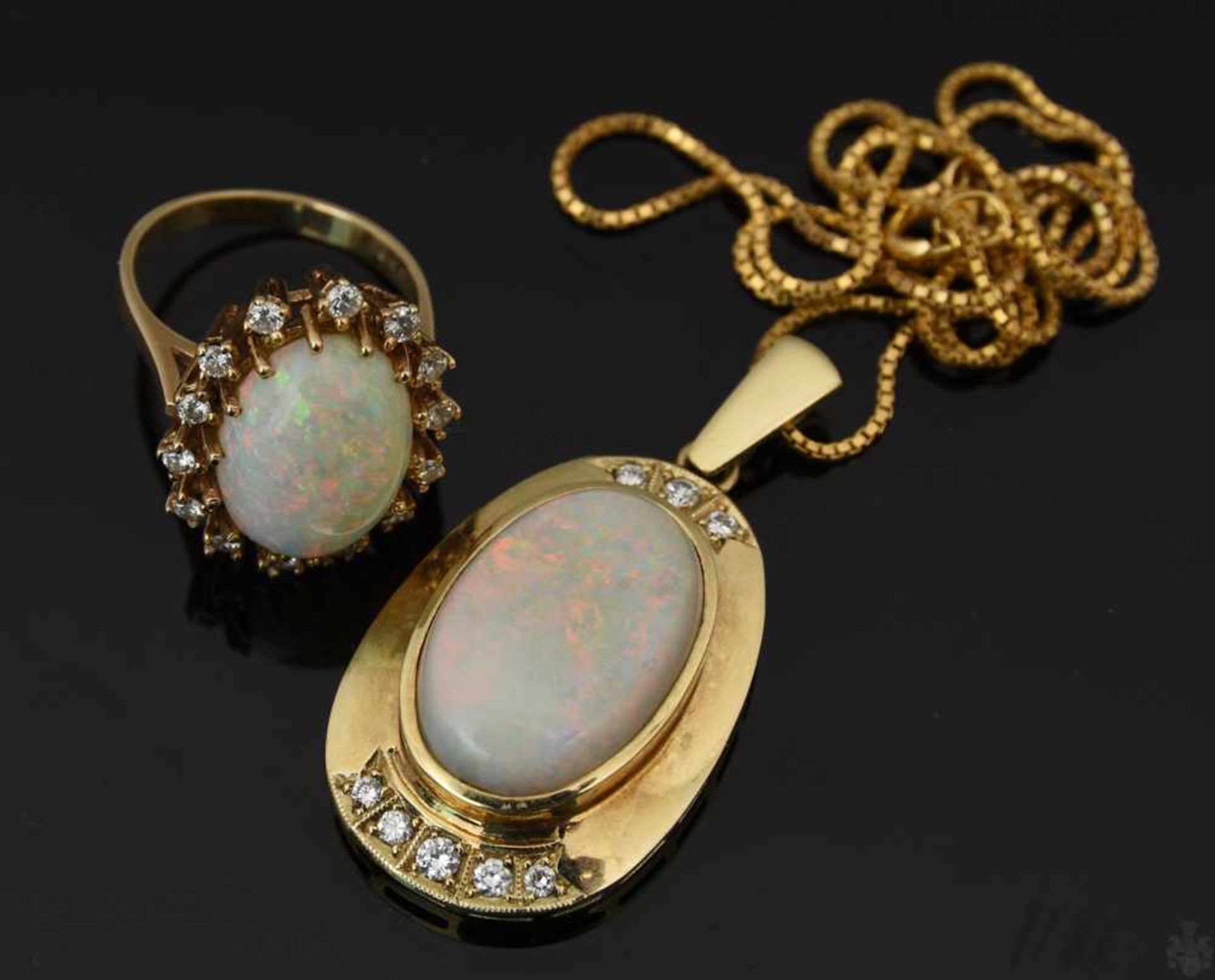 HALSKETTE MIT ANHÄNGER UND RING , mit Opalen und Brillianten.Oval geschliffene Opale mit umlaufenden - Image 9 of 9