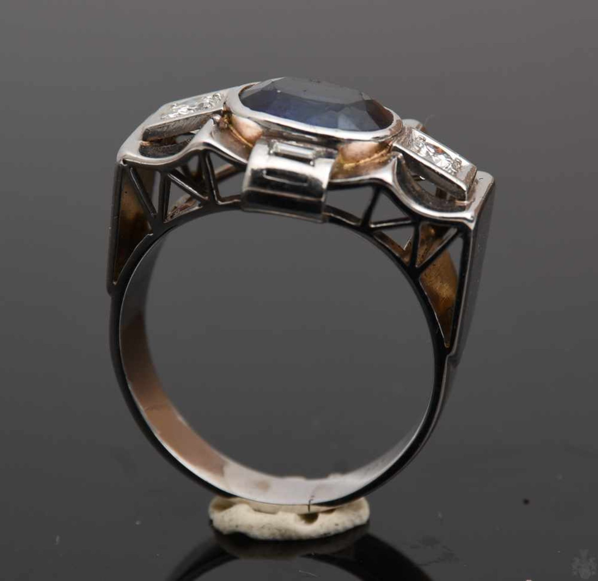 ART DECO RING, mit Blauem Saphir.Ring mit Saphir und Diamanten, GG/WG 750/000 Saphir ca. 2 ct. 2 - Bild 3 aus 10