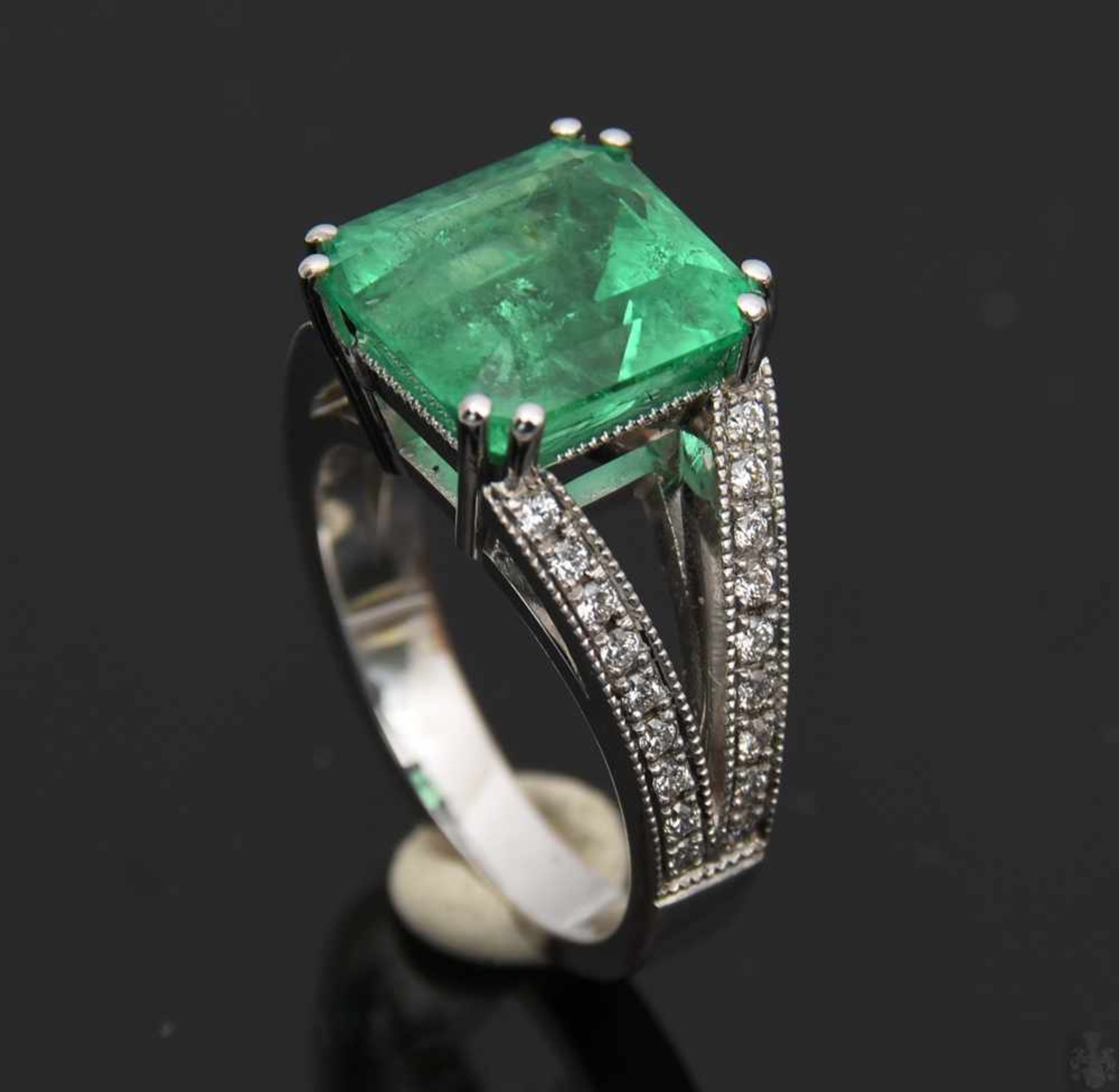RING MIT SMARAGD UND BRILLIANTEN.Ring mit Smaragd und Brillianten, WG 750/000. 36 Brillianten zus. - Bild 9 aus 16