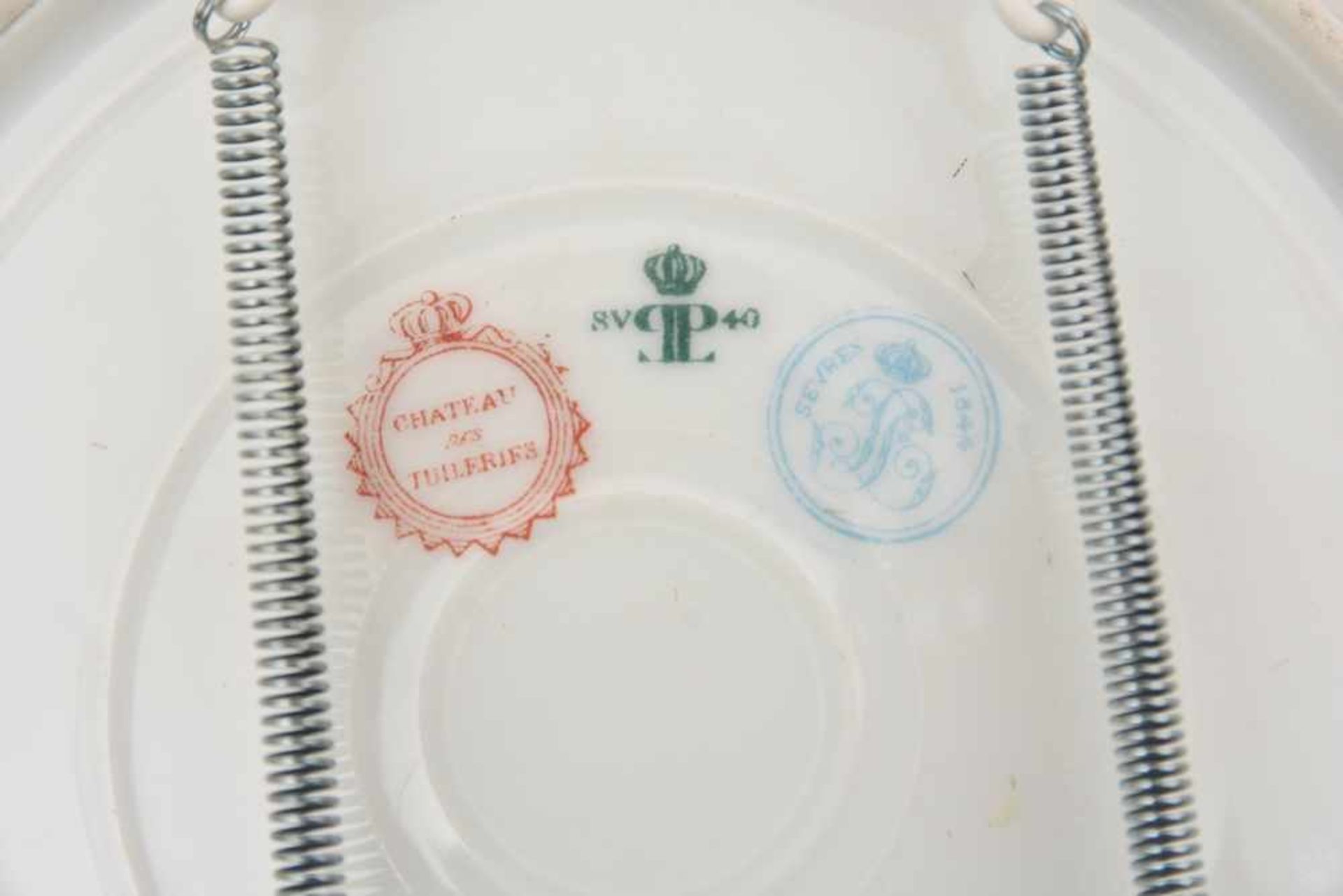 PORCElAIN DE SÈVRES, Wandteller, Frankreich 1944.Unterseitig mit 3 versch. stempeln versehen. - Bild 3 aus 3