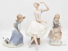 LLADRO FIGURINEN KONV., 3 Junge Frauen, Spanien, 20. Jh.Zwei Mädchen mit Tieren und eine sitzende