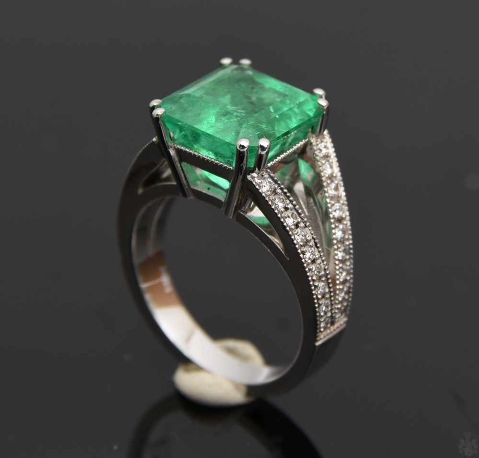 RING MIT SMARAGD UND BRILLIANTEN.Ring mit Smaragd und Brillianten, WG 750/000. 36 Brillianten zus.