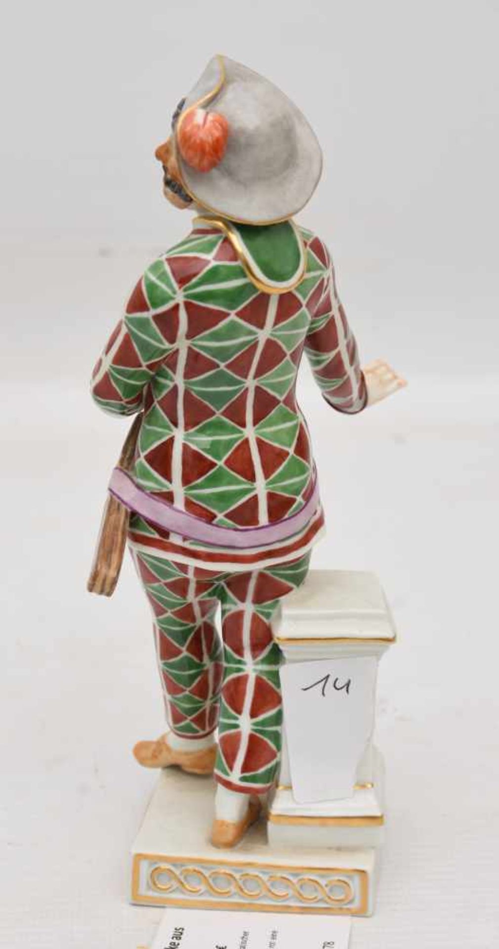 MEISSEN FIGUR , Arlecchino mit Maske aus der Commedia dell ´arte, 1987.Porzellan farbig bemalt und - Image 3 of 8