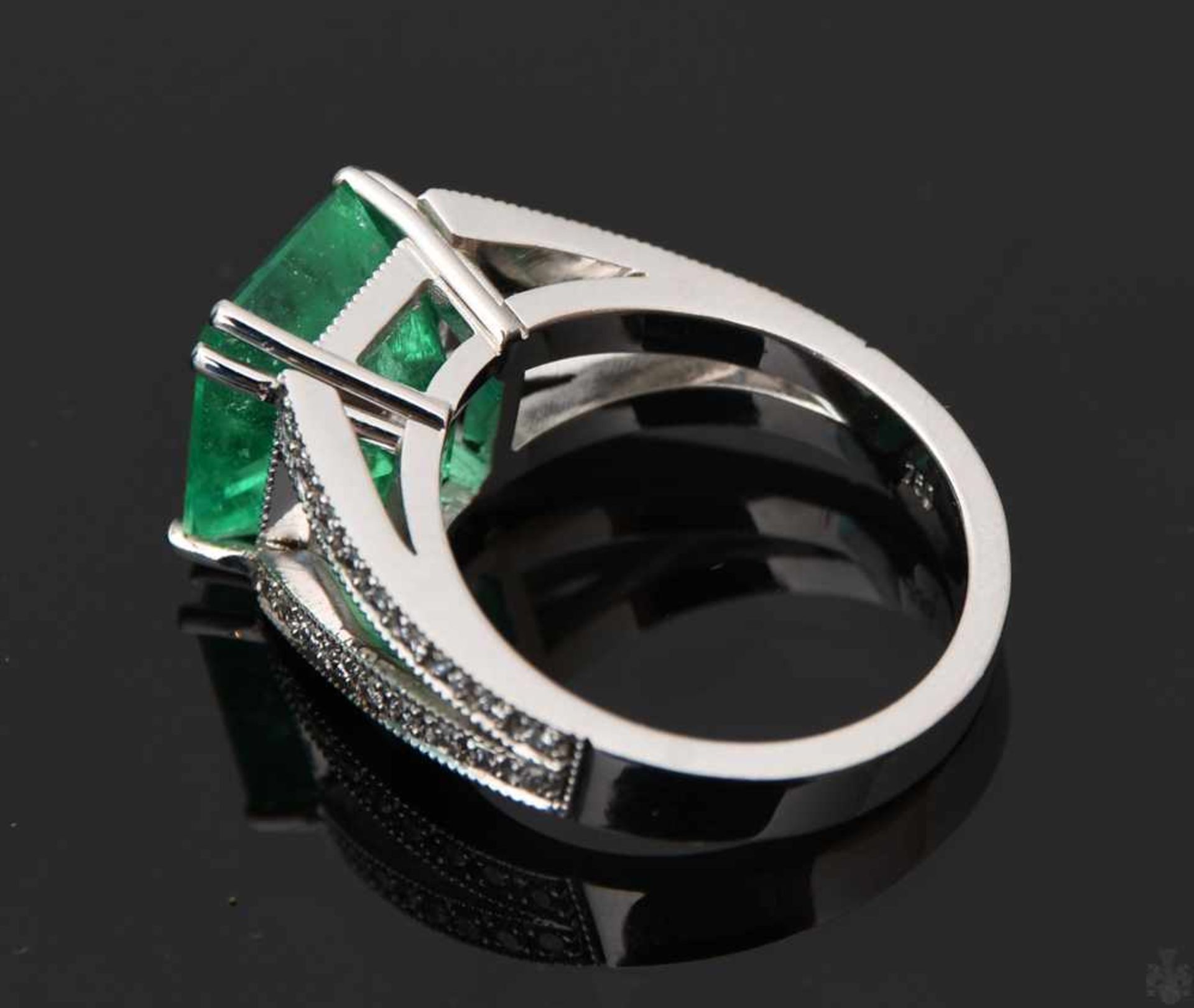 RING MIT SMARAGD UND BRILLIANTEN.Ring mit Smaragd und Brillianten, WG 750/000. 36 Brillianten zus. - Bild 4 aus 16