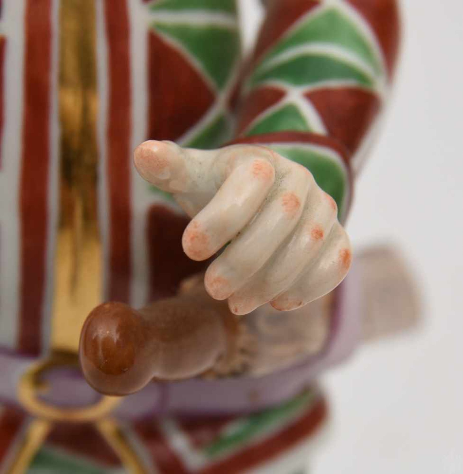 MEISSEN FIGUR , Arlecchino mit Maske aus der Commedia dell ´arte, 1987.Porzellan farbig bemalt und - Image 6 of 8