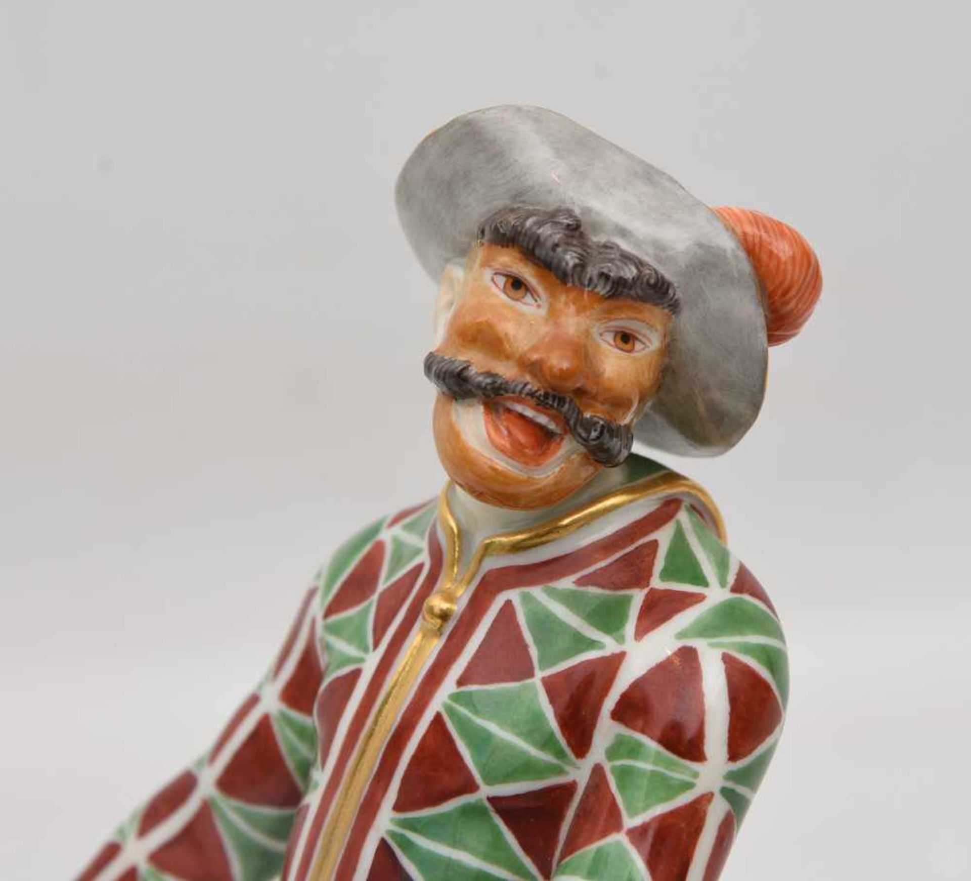 MEISSEN FIGUR , Arlecchino mit Maske aus der Commedia dell ´arte, 1987.Porzellan farbig bemalt und - Image 2 of 8