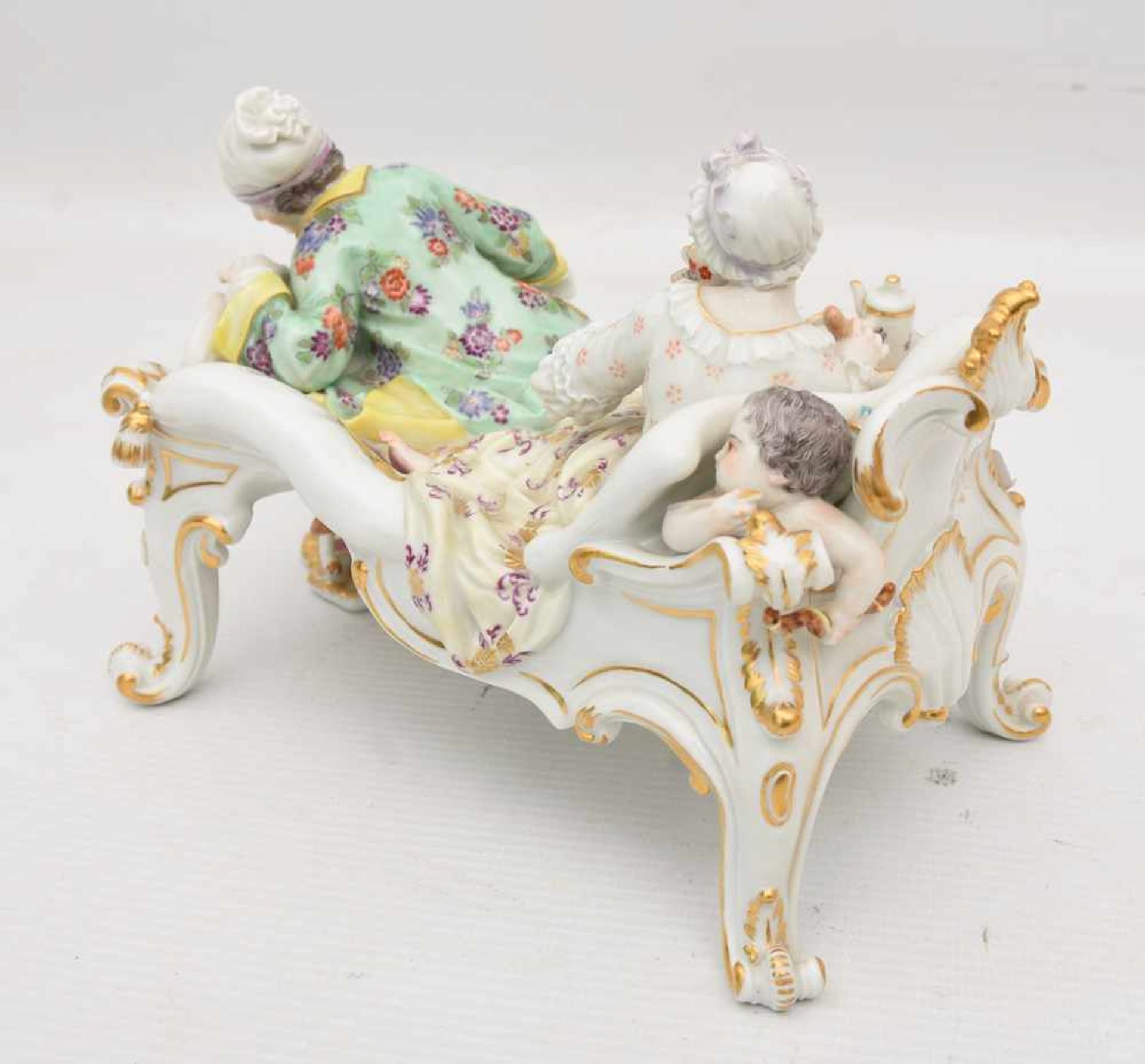 MEISSEN FIGURINE, Morgen auf dem Canapé, Deutschland.Gold und Farbig Staffierte Plastik, keine - Image 16 of 16