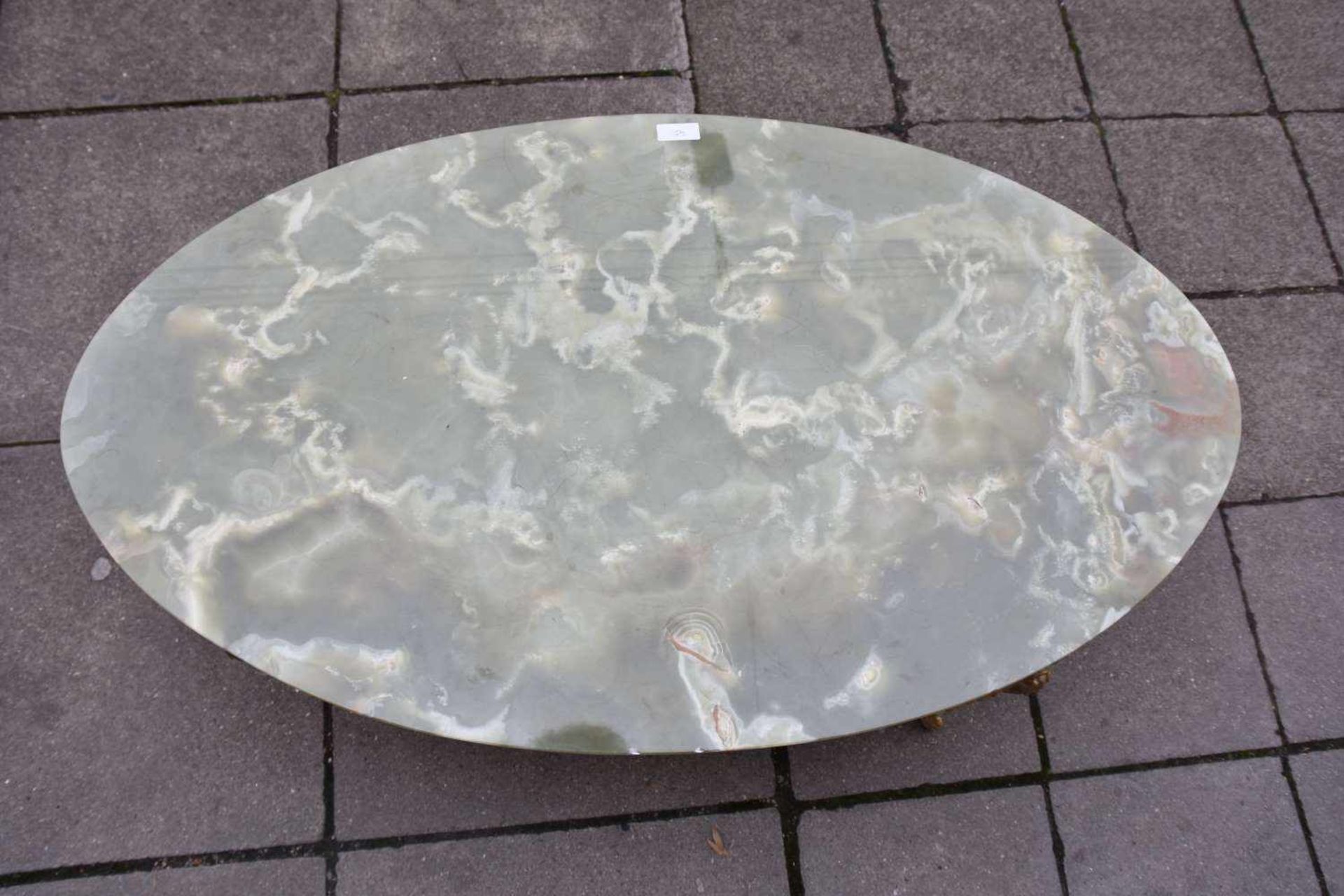 MALACHITTISCH, Deutschland, 20. Jh.Massive ovale Malachitplatte mit einer Stärke von 2 cm auf - Bild 2 aus 4