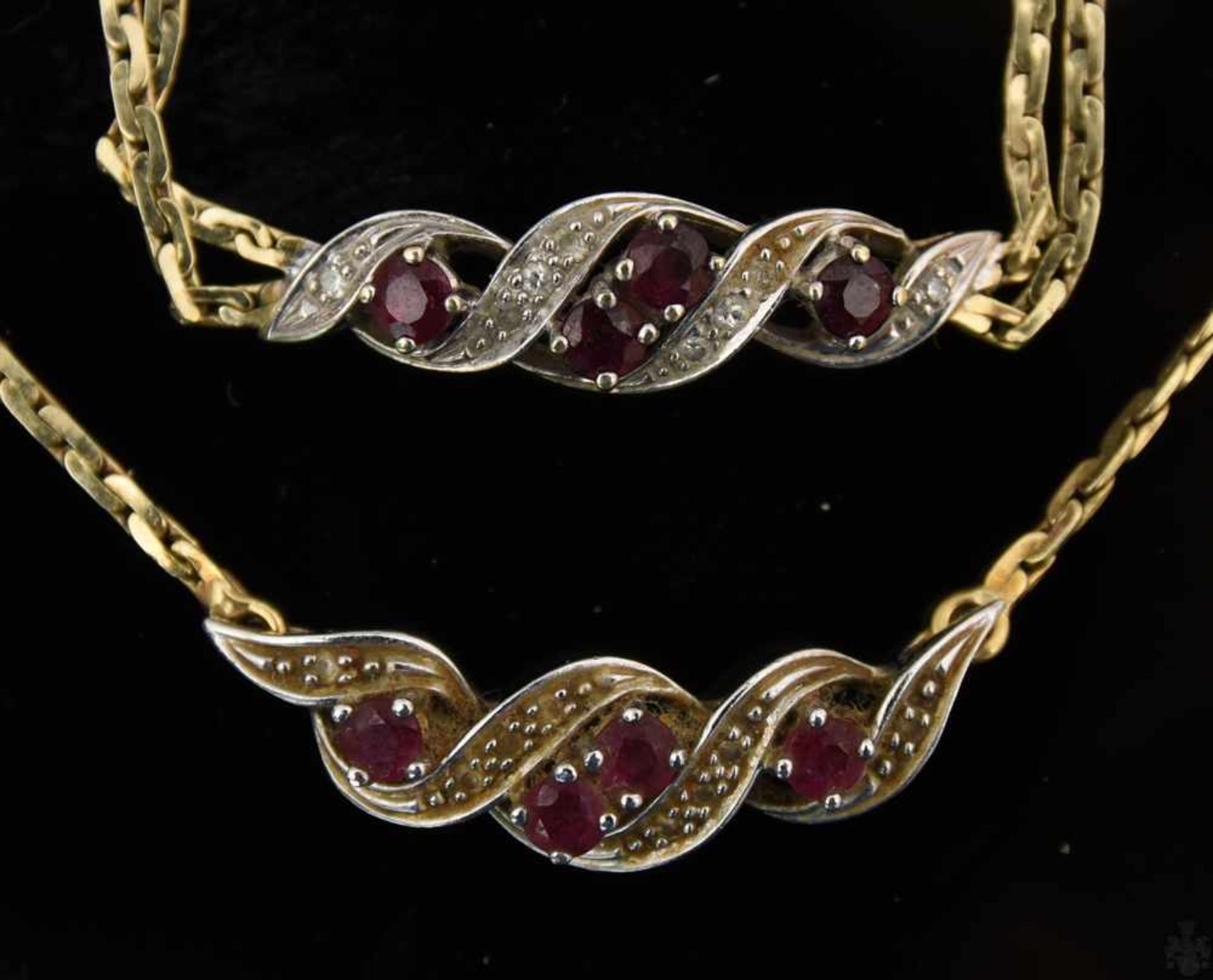 HALSKETTE UND ARMBAND, Rubine/Diamanten, 585er GelbgoldZueinander passendes Set aus Halskette und - Bild 2 aus 3