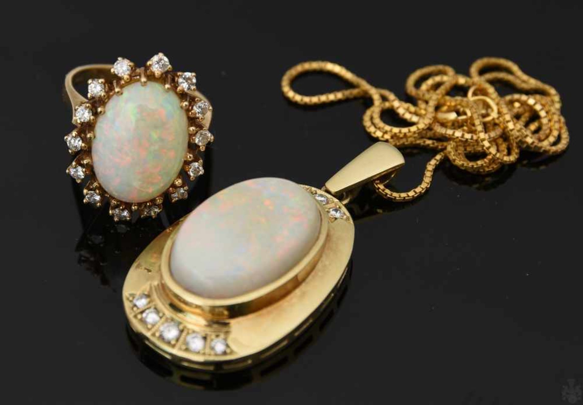 HALSKETTE MIT ANHÄNGER UND RING , mit Opalen und Brillianten.Oval geschliffene Opale mit umlaufenden