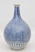 BAUCHVASE, Keramik, Japan, 20. Jh.Blau verziert leichte unebenheiten der Oberfläche sind spürbar