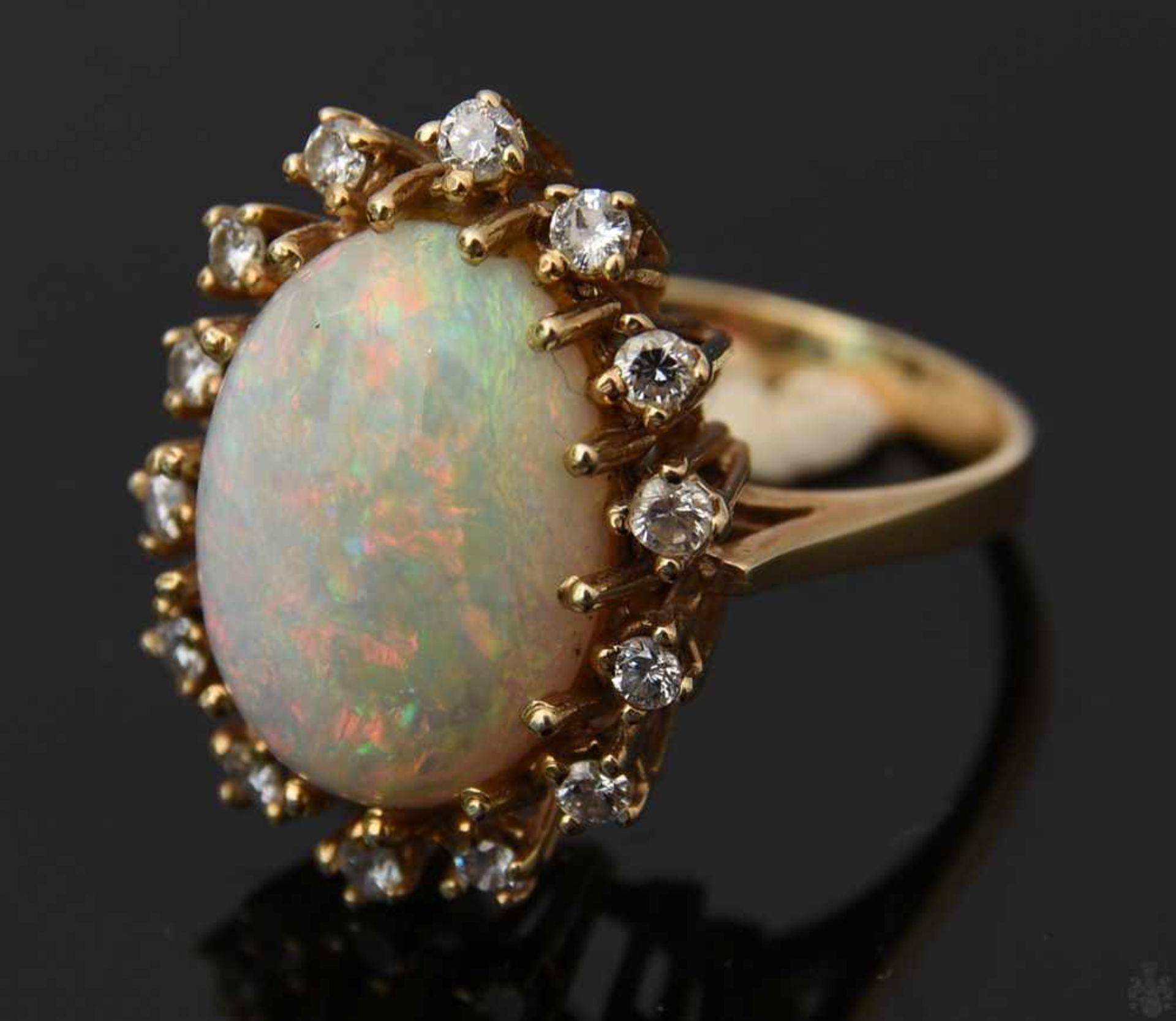 HALSKETTE MIT ANHÄNGER UND RING , mit Opalen und Brillianten.Oval geschliffene Opale mit umlaufenden - Image 3 of 9