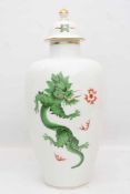 MEISSEN, Buketvase grüner Hofdrache, Deutschland, 1985.Formnummer: 51110, unterseitig mit