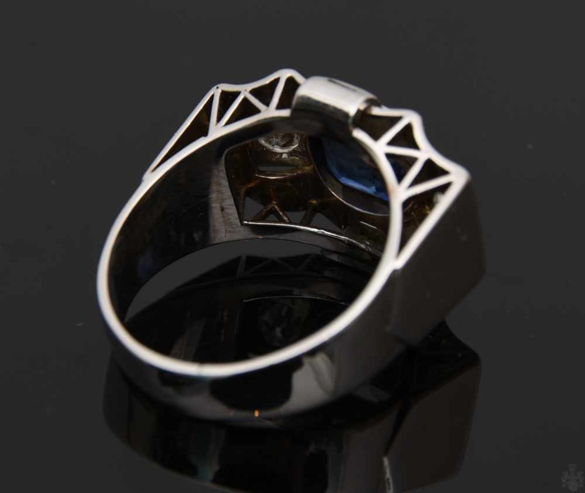 ART DECO RING, mit Blauem Saphir.Ring mit Saphir und Diamanten, GG/WG 750/000 Saphir ca. 2 ct. 2 - Bild 9 aus 10