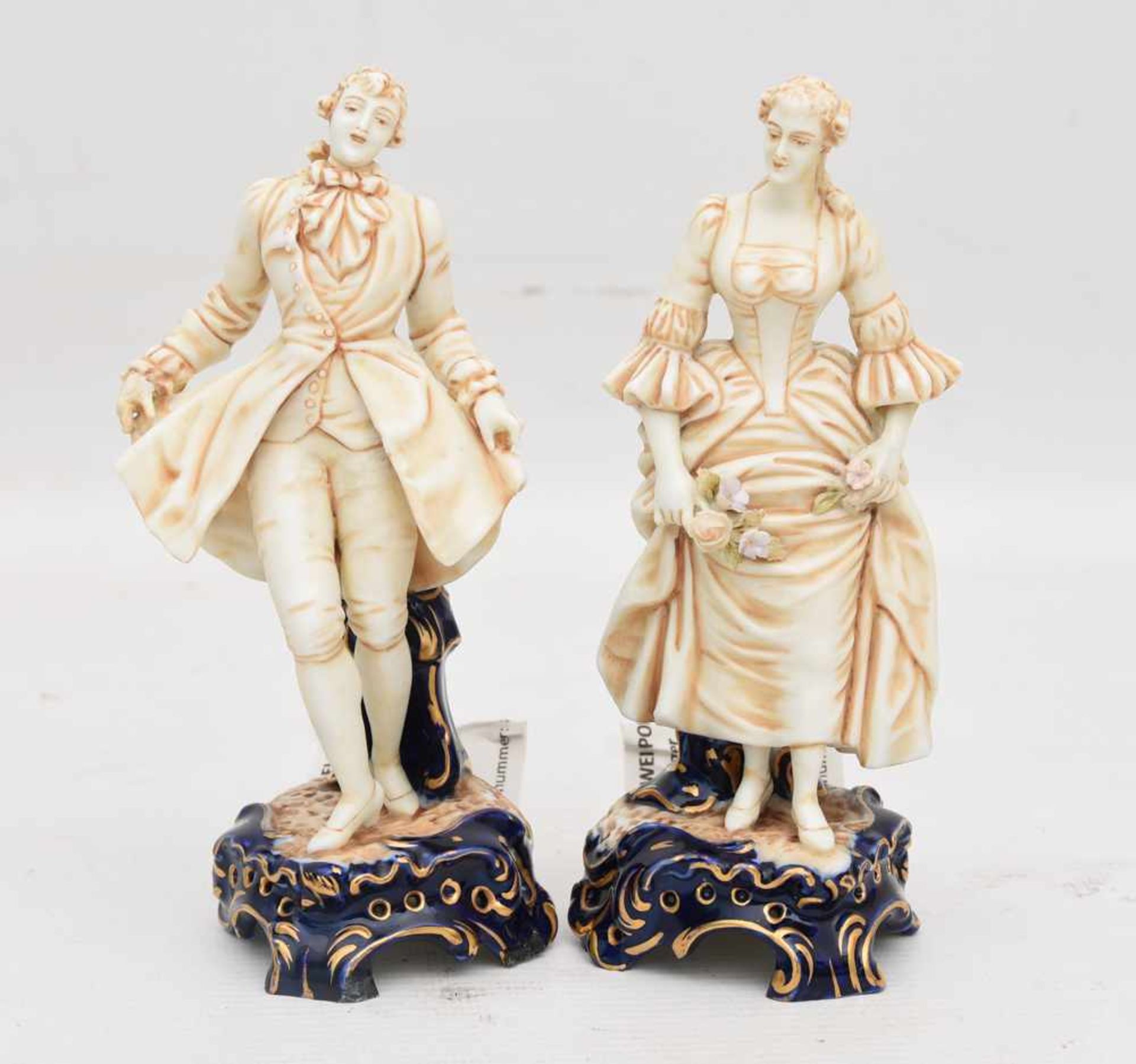 KONV. ZWEI PORZELLANFIGUREN, wohl Wilhelm Jäger.Sockel blau und gold stafiert, die Figuren selbst