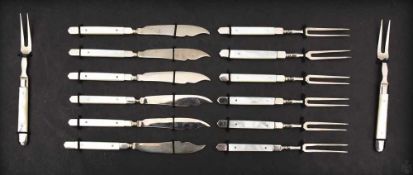 KÄSEBESTECK, 8 Gabeln 6 Messer, 20. JhSchönes neuwetiges Käsebesteck mit Perlmuttbeschlag.ca 13,5