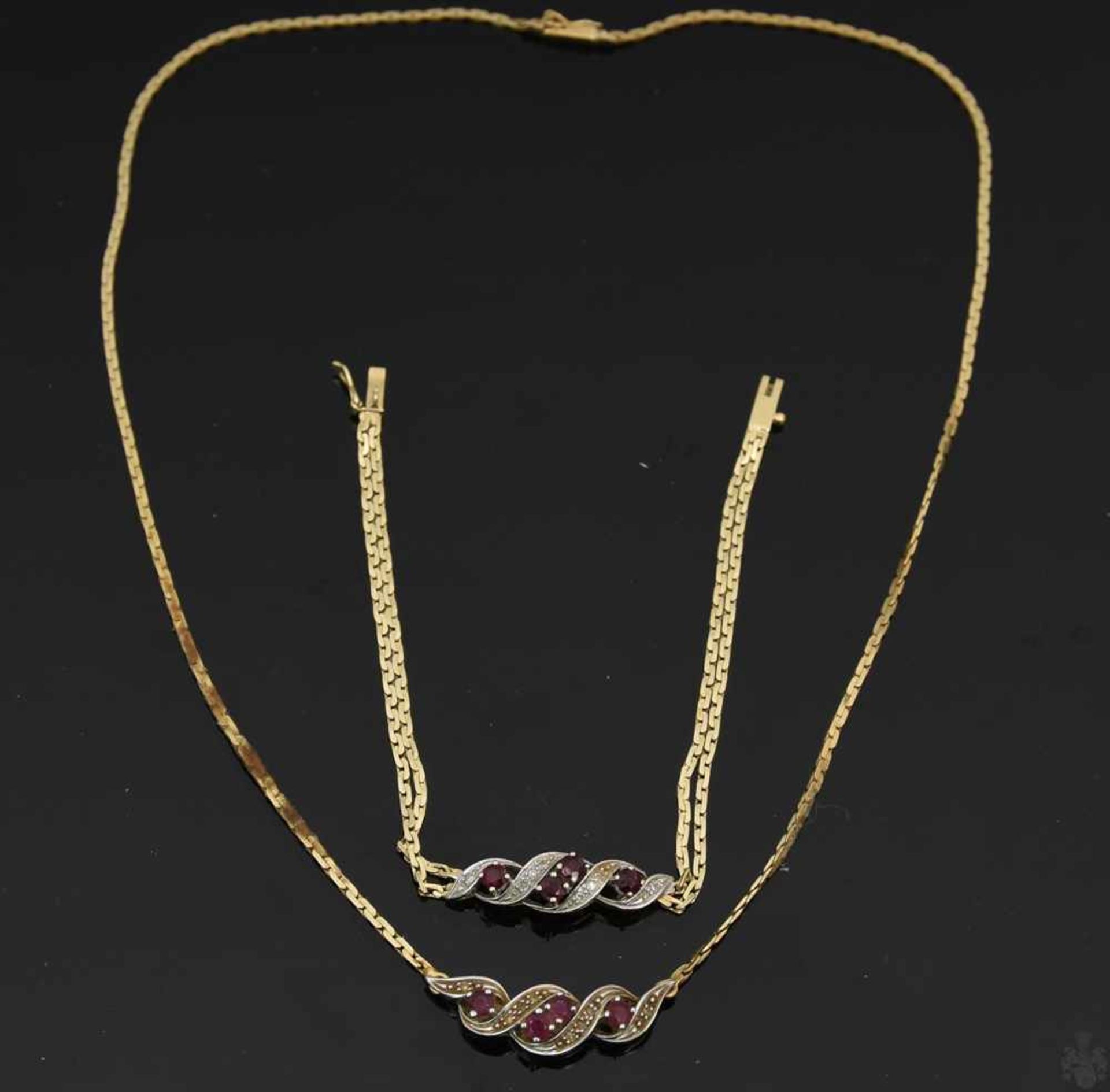 HALSKETTE UND ARMBAND, Rubine/Diamanten, 585er GelbgoldZueinander passendes Set aus Halskette und