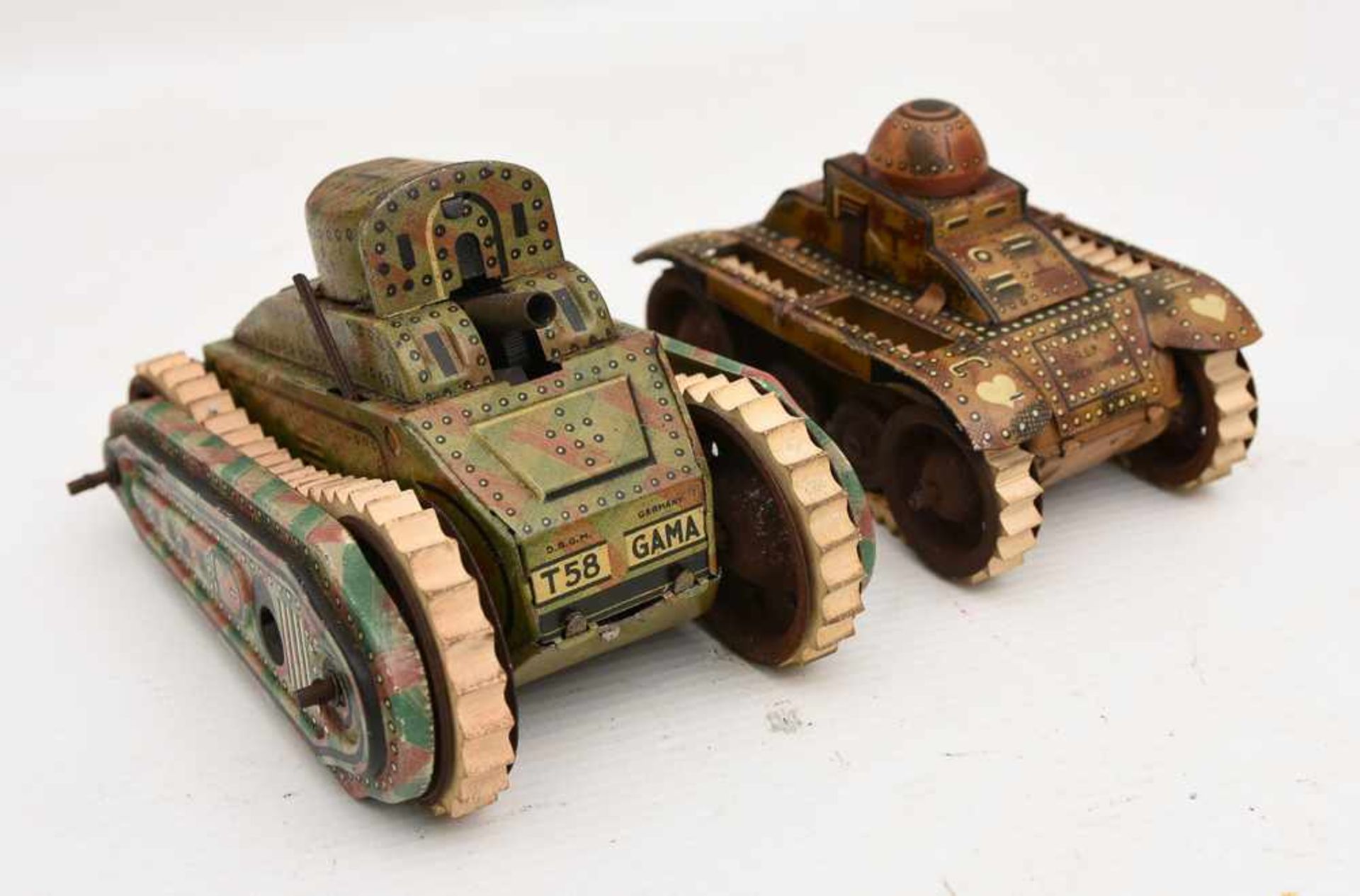 ZWEI GAMMA-PANZER, bemaltes lackiertes Blech, Drittes Reich um 1940Länge: 11 cm und 14,5 cm.