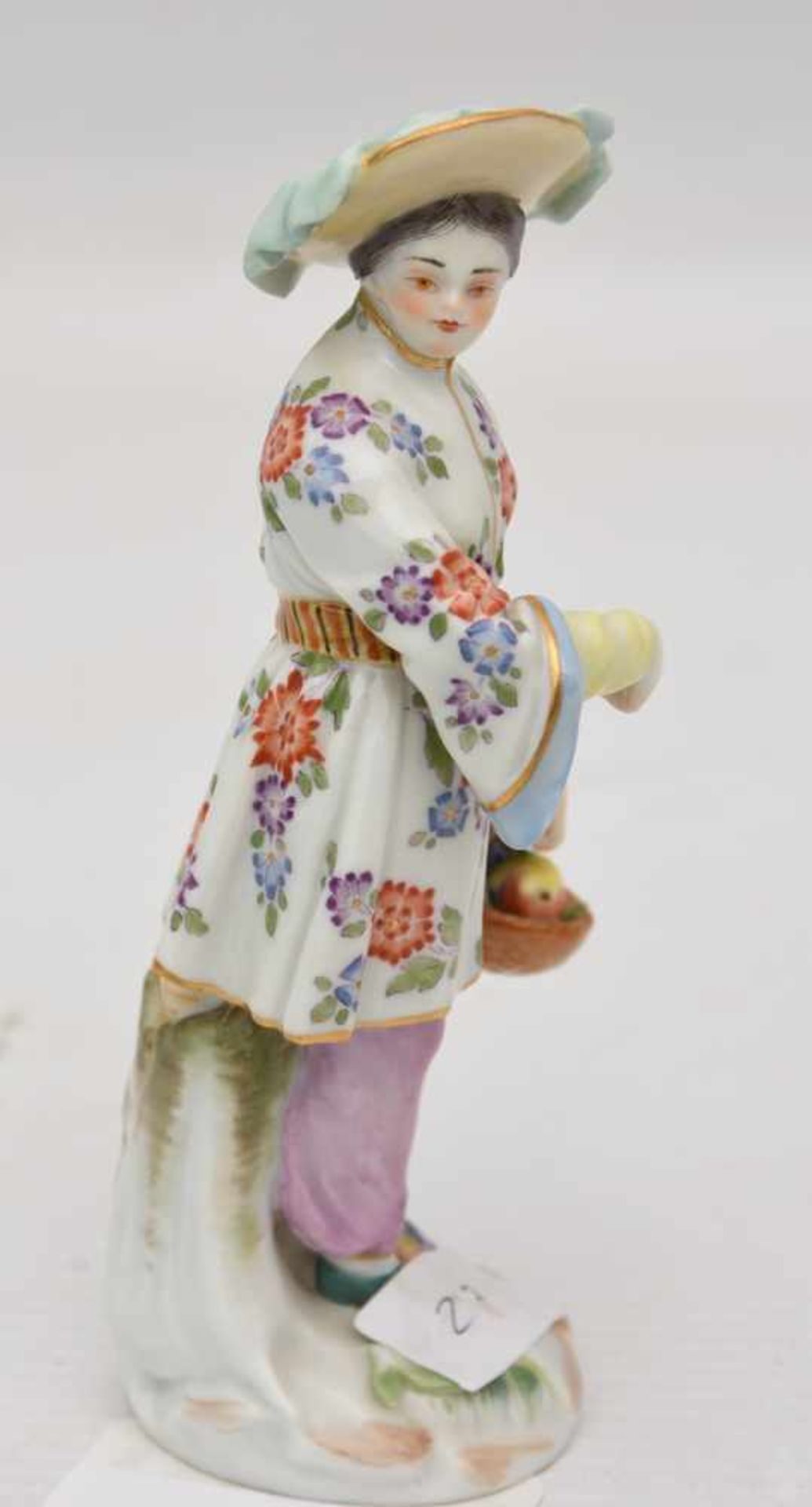 MEISSEN FIGURINE, Chinoise Dame mit Früchtekorb, Deutschland, 1987.Auf floral bemaltem Sockel - Image 2 of 5