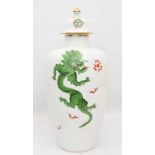 MEISSEN, Buketvase grüner Hofdrache, Deutschland, 1985.Formnummer: 51110, unterseitig mit