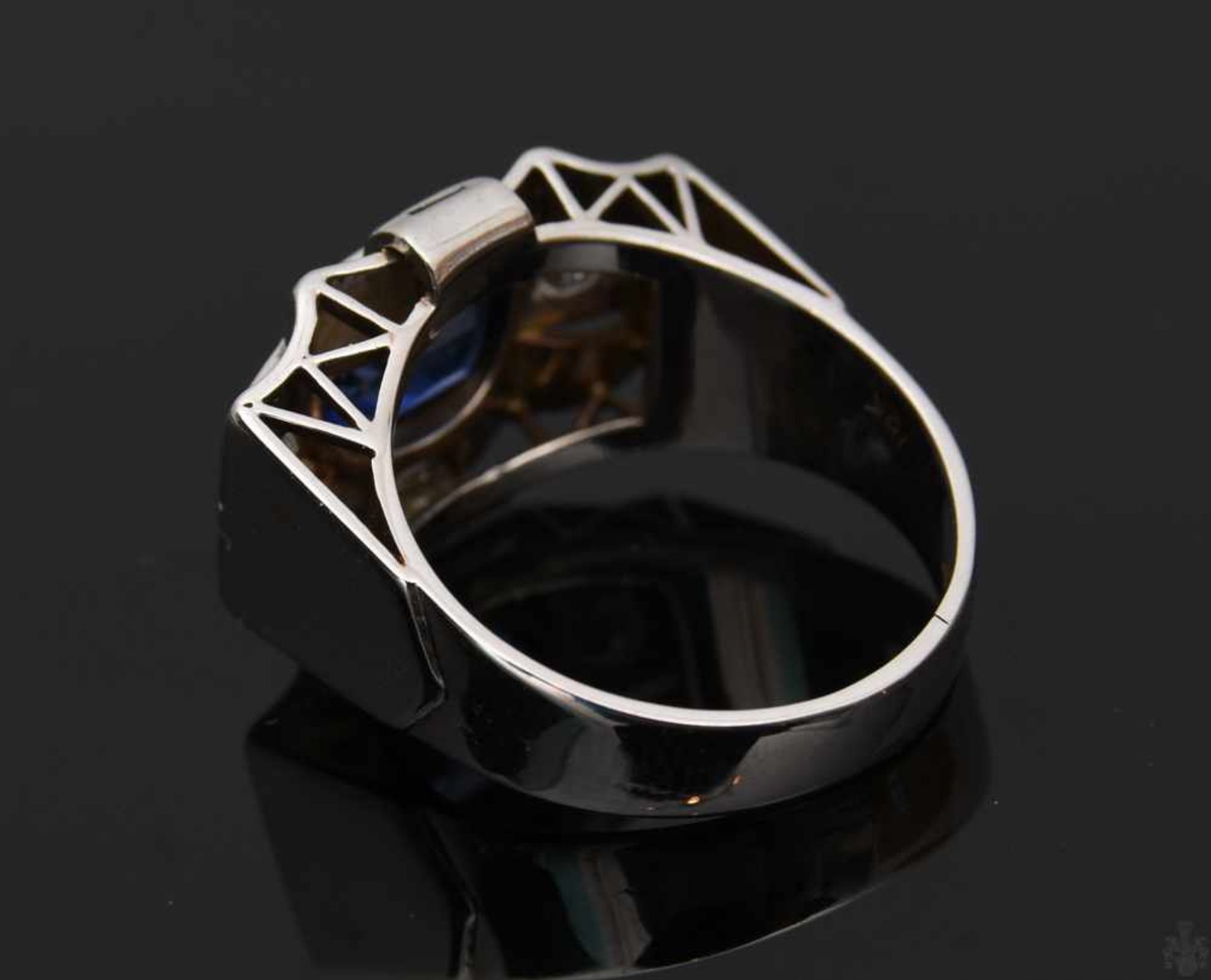 ART DECO RING, mit Blauem Saphir.Ring mit Saphir und Diamanten, GG/WG 750/000 Saphir ca. 2 ct. 2 - Bild 8 aus 10