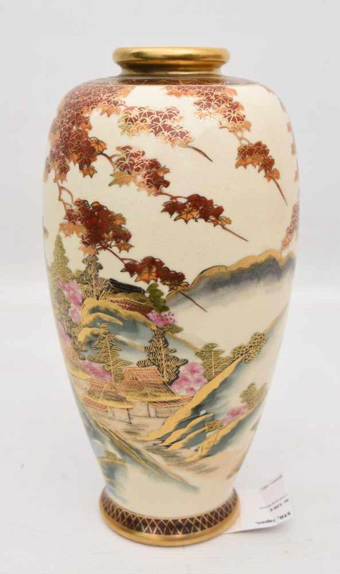 JAPANISCHE VASE IM SATSUMA STIL, Japan, wohl 19./20. JhSeht gut erhaltene Vase mit Landschaftsdekor. - Image 2 of 6