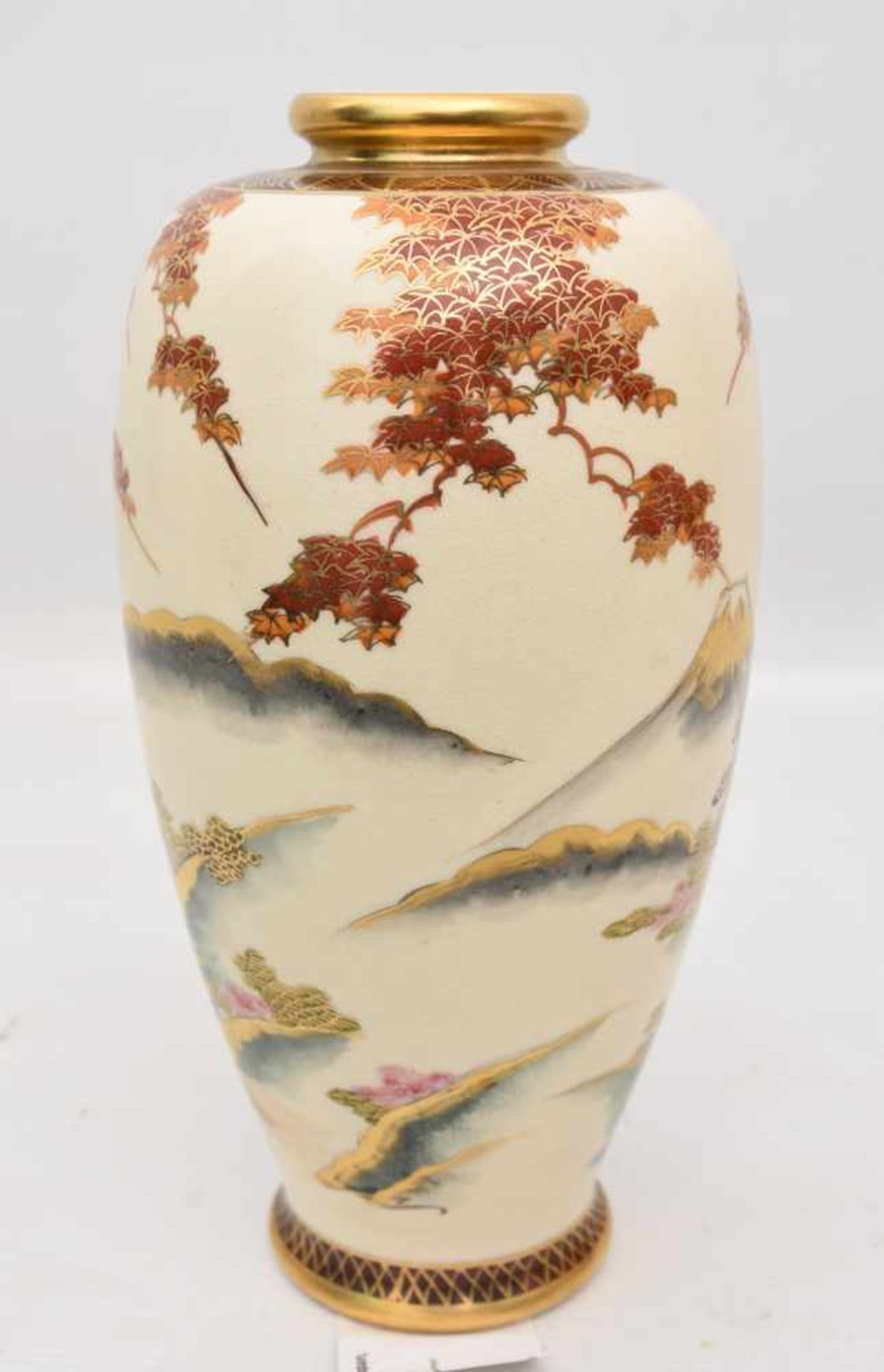 JAPANISCHE VASE IM SATSUMA STIL, Japan, wohl 19./20. JhSeht gut erhaltene Vase mit Landschaftsdekor. - Image 3 of 6