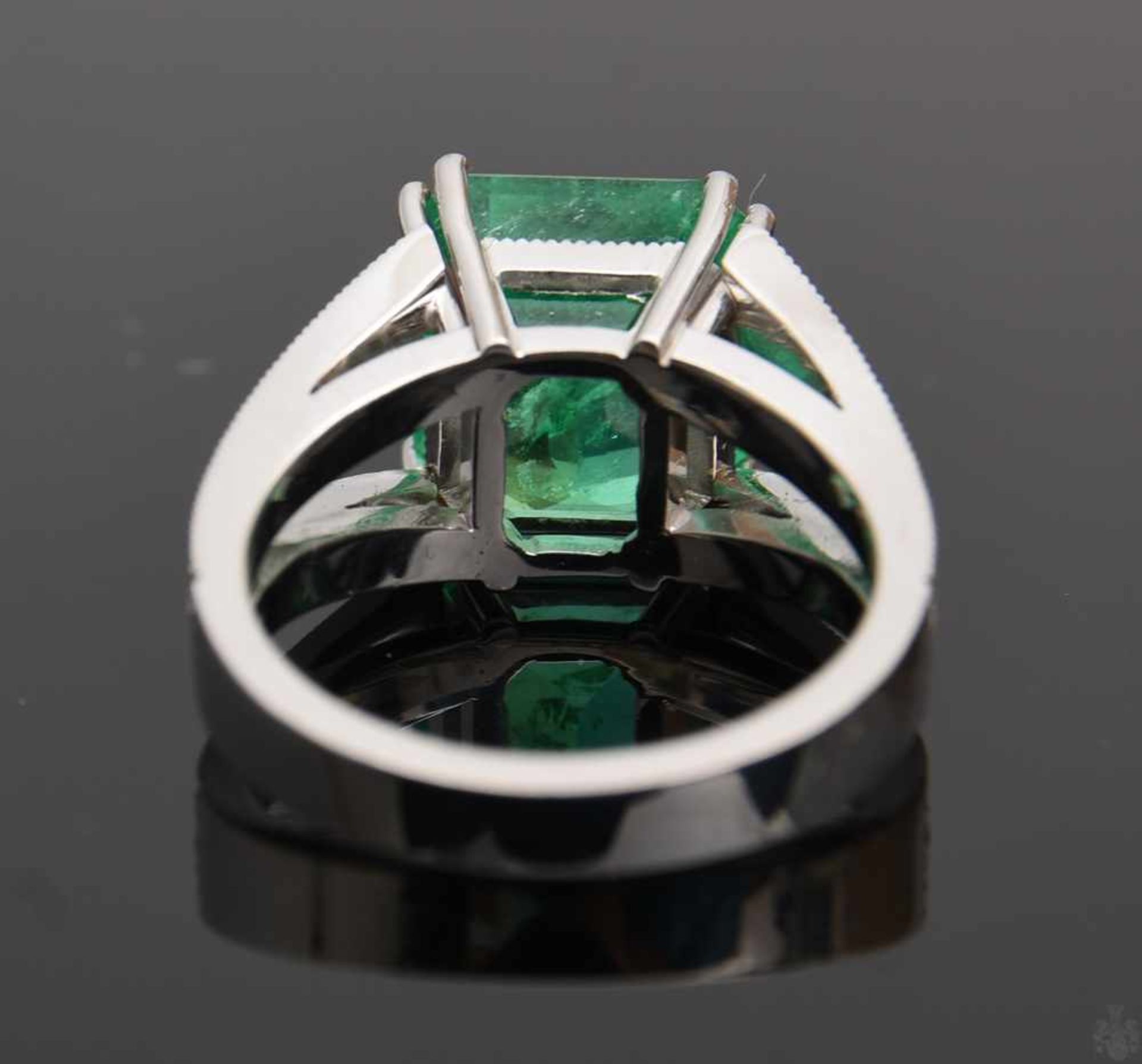 RING MIT SMARAGD UND BRILLIANTEN.Ring mit Smaragd und Brillianten, WG 750/000. 36 Brillianten zus. - Bild 6 aus 16