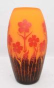 VASE MIT BLUMENDEKOR, Hersteller unbekannt, Frankreich ,20. JhSehr gut erhaltene Vase in Cameo.