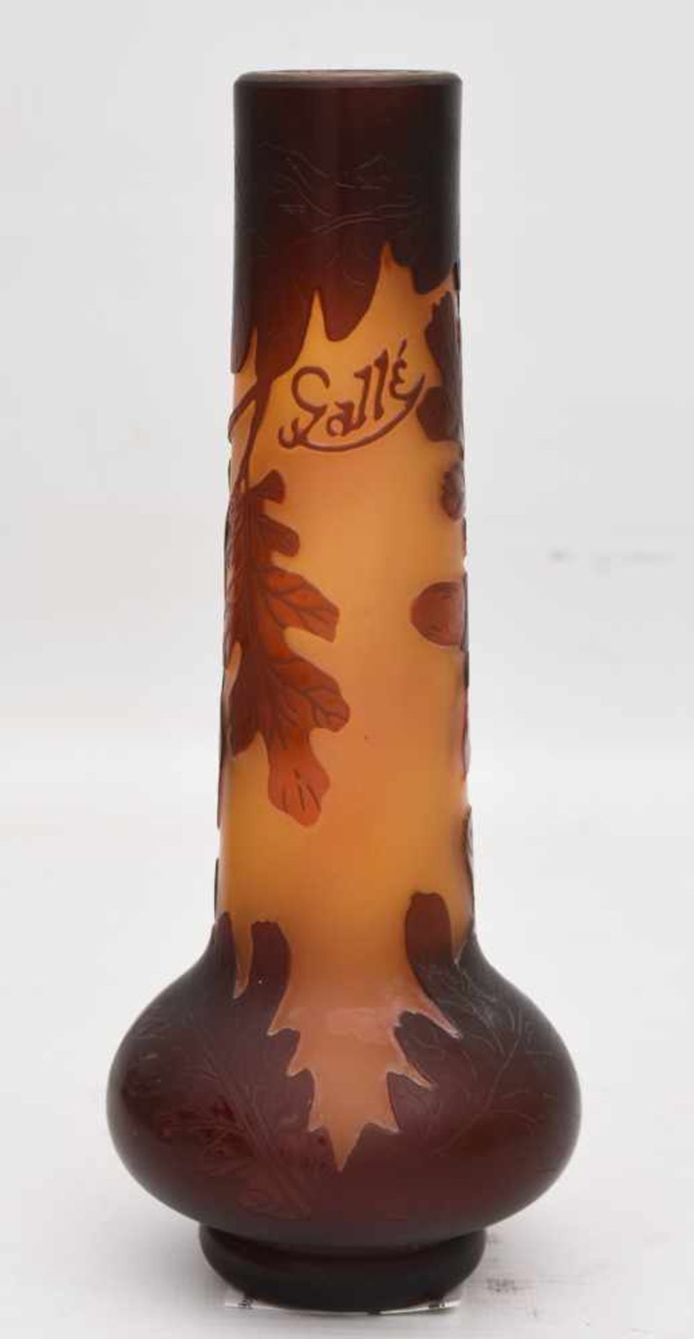 WOHL EMILE GALLÉ, Stangenvase mit Eicheldekor, Frankreich 19. Jh.Orangenes Glas mit braun rotem